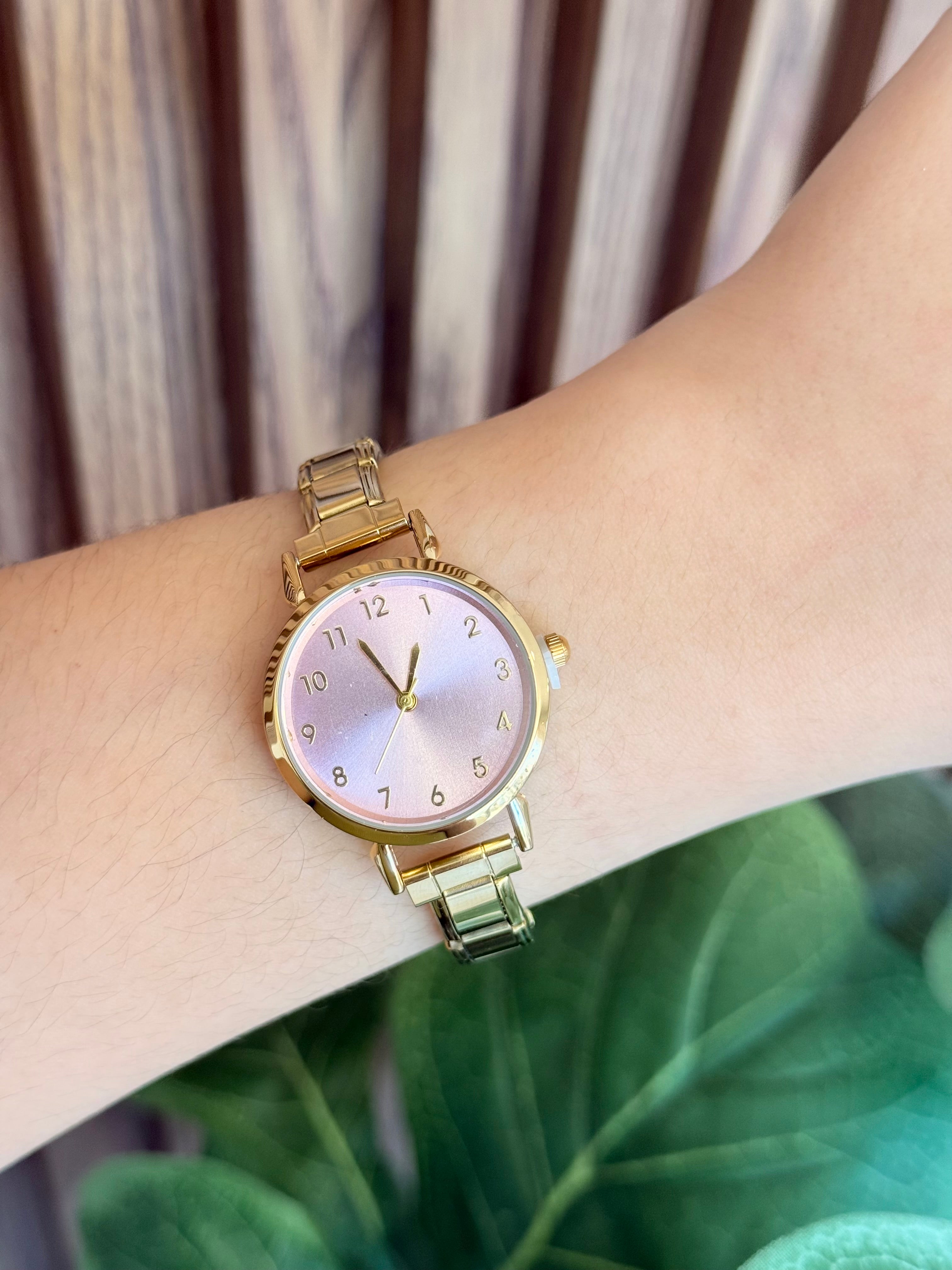 Reloj dorado numeros rosa #J5
