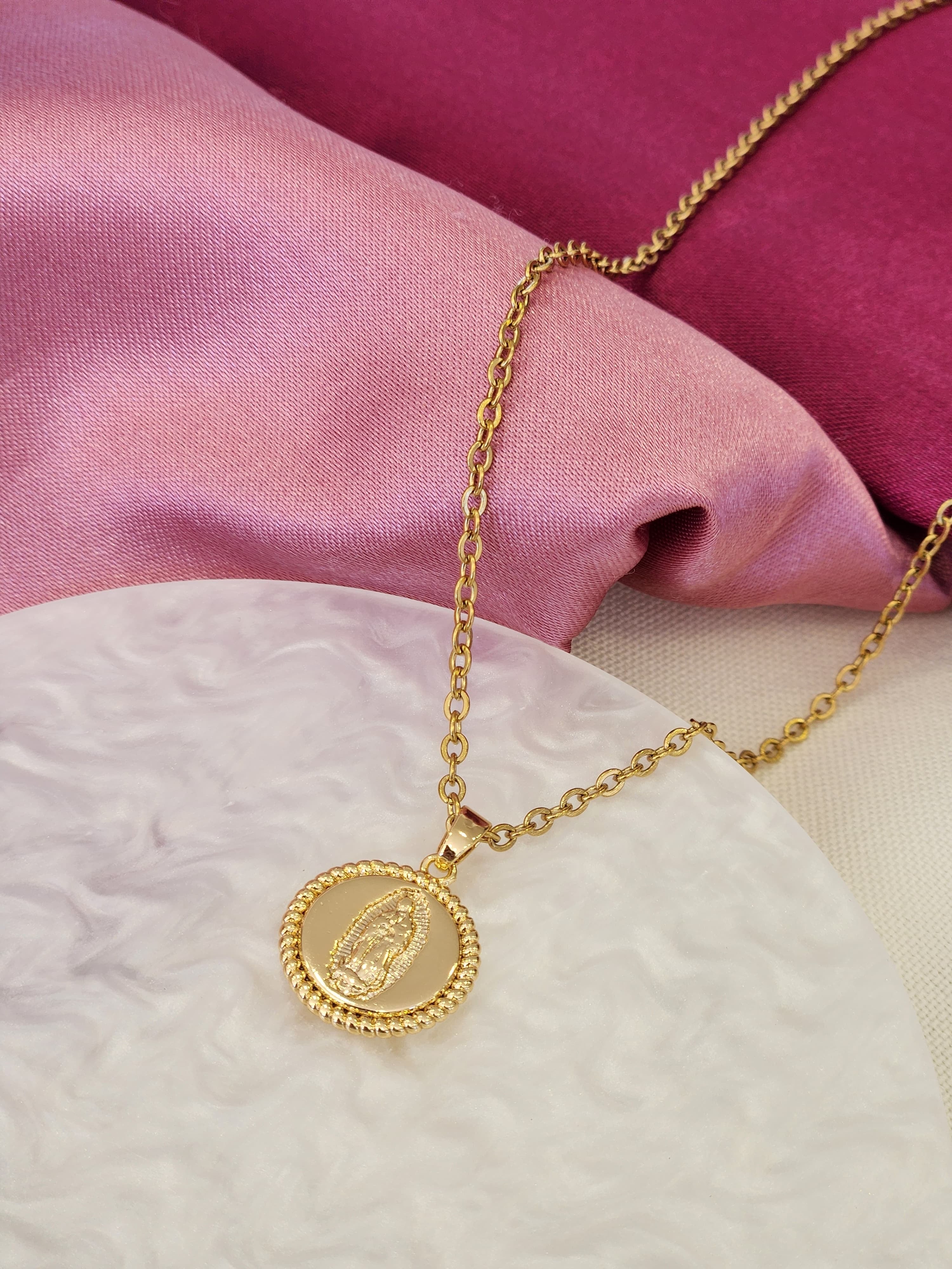 Collar virgen bolitas #22