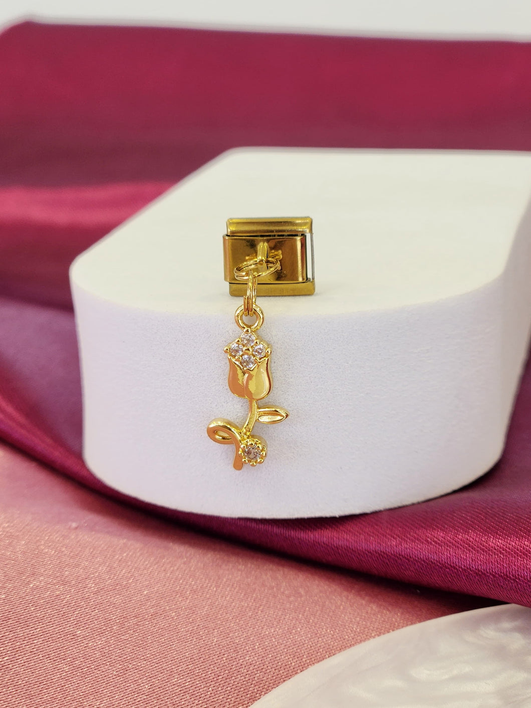 Charm flor zirconia dorado #11