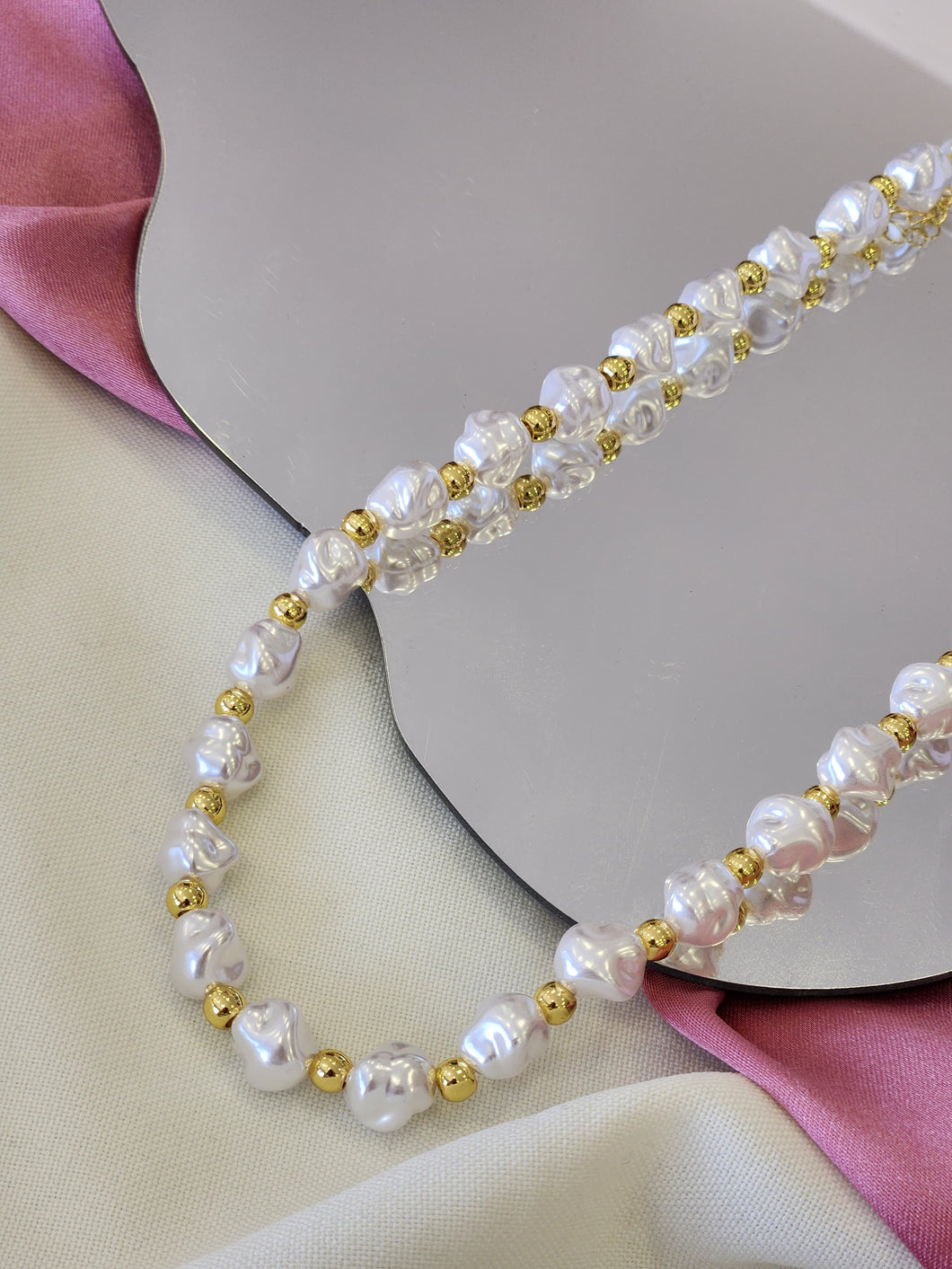 Collar perlas y bolitas doradas #E24