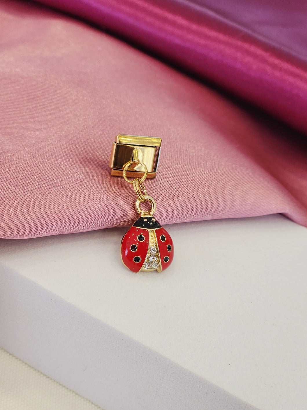 Charm catarina dorada #10