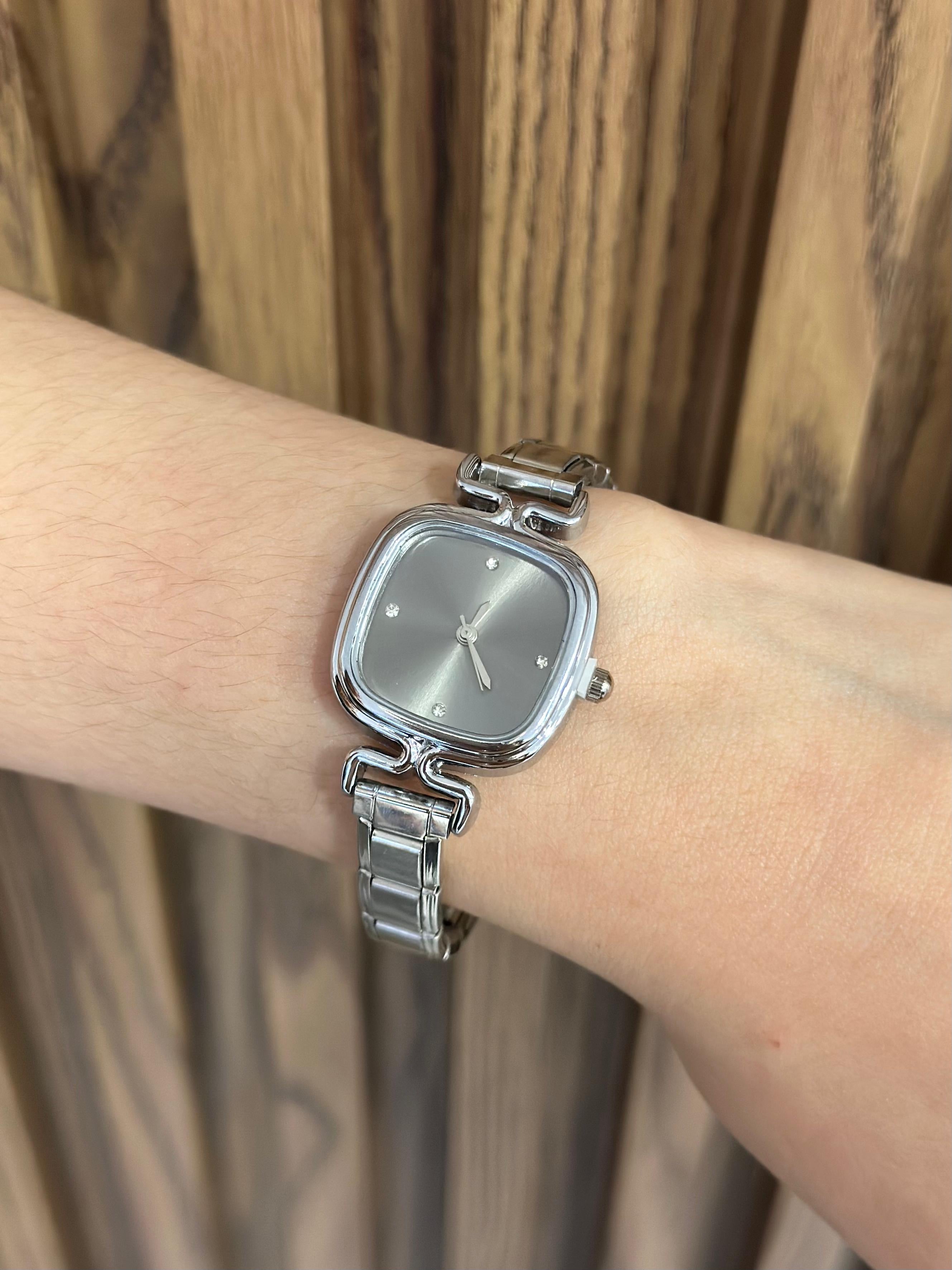 Reloj gris plateado semi cuadrado