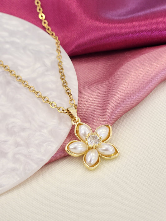 Collar flor petalos perla