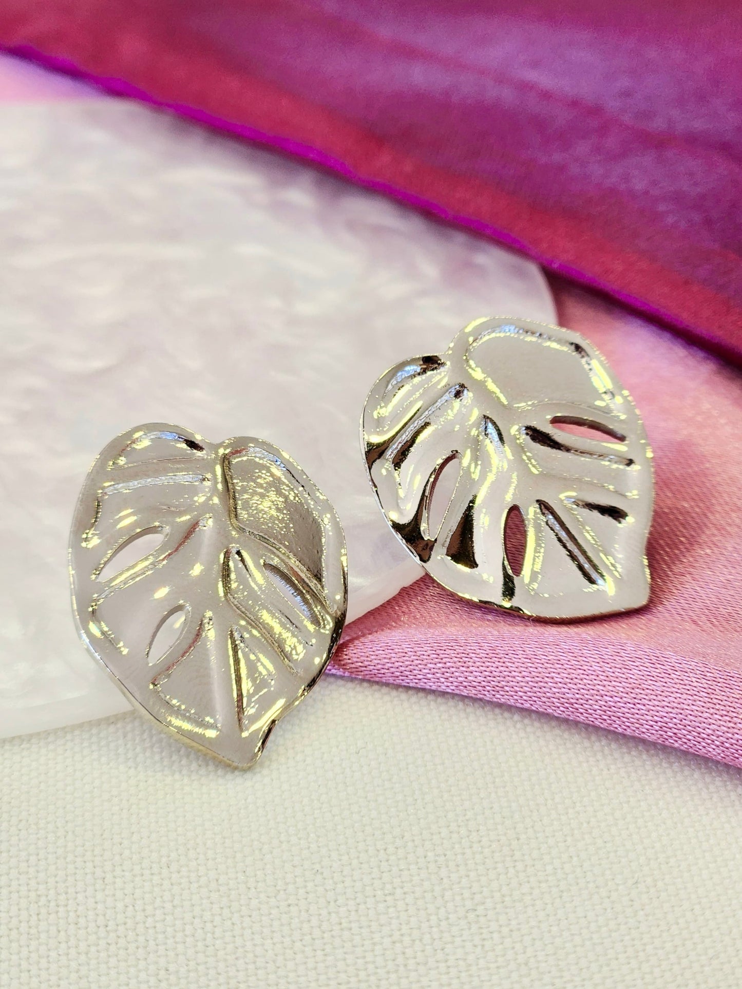 Aretes hojas huecos #L30