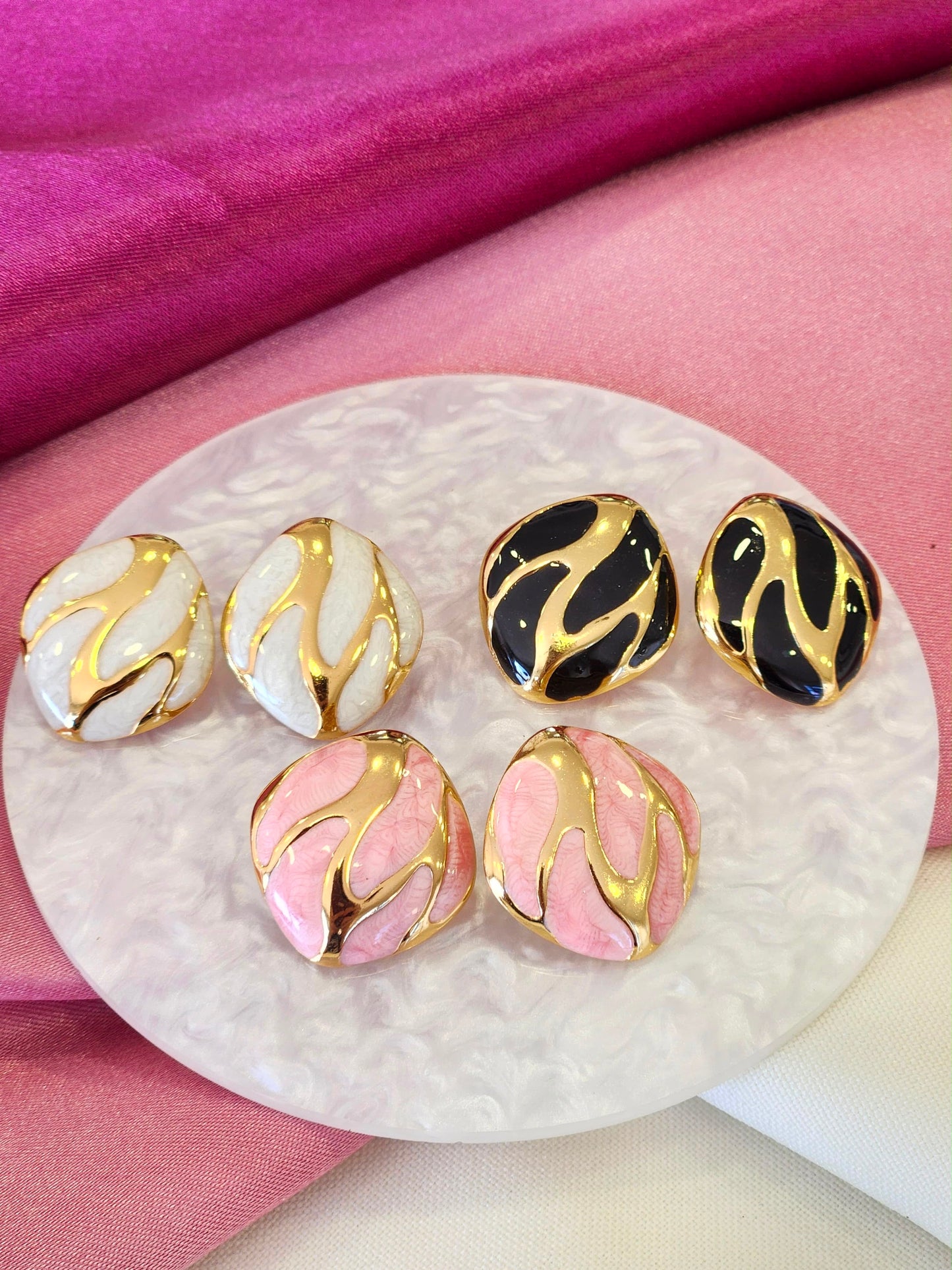 Aretes ovalados con ondas doradas #L20