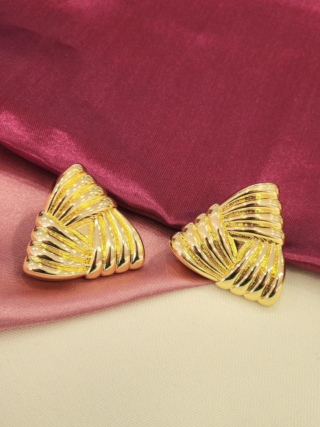 Aretes triangulo rayas encontradas #E24