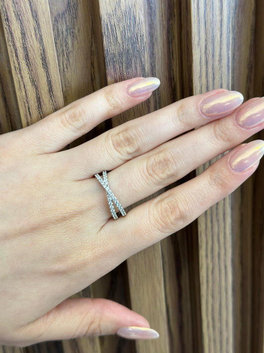 Anillo plateado cruzado zirconia delgado #F20