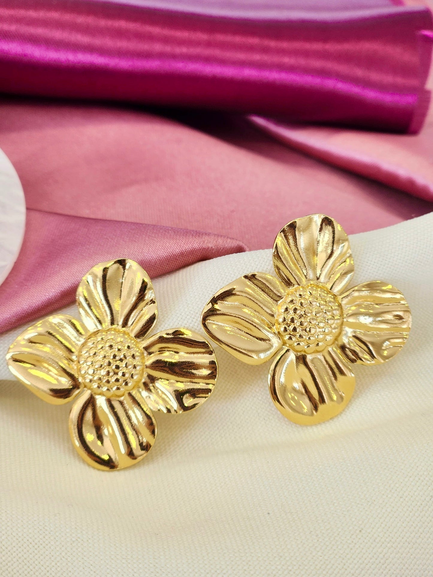 Aretes flor petalos rayas puntos centro