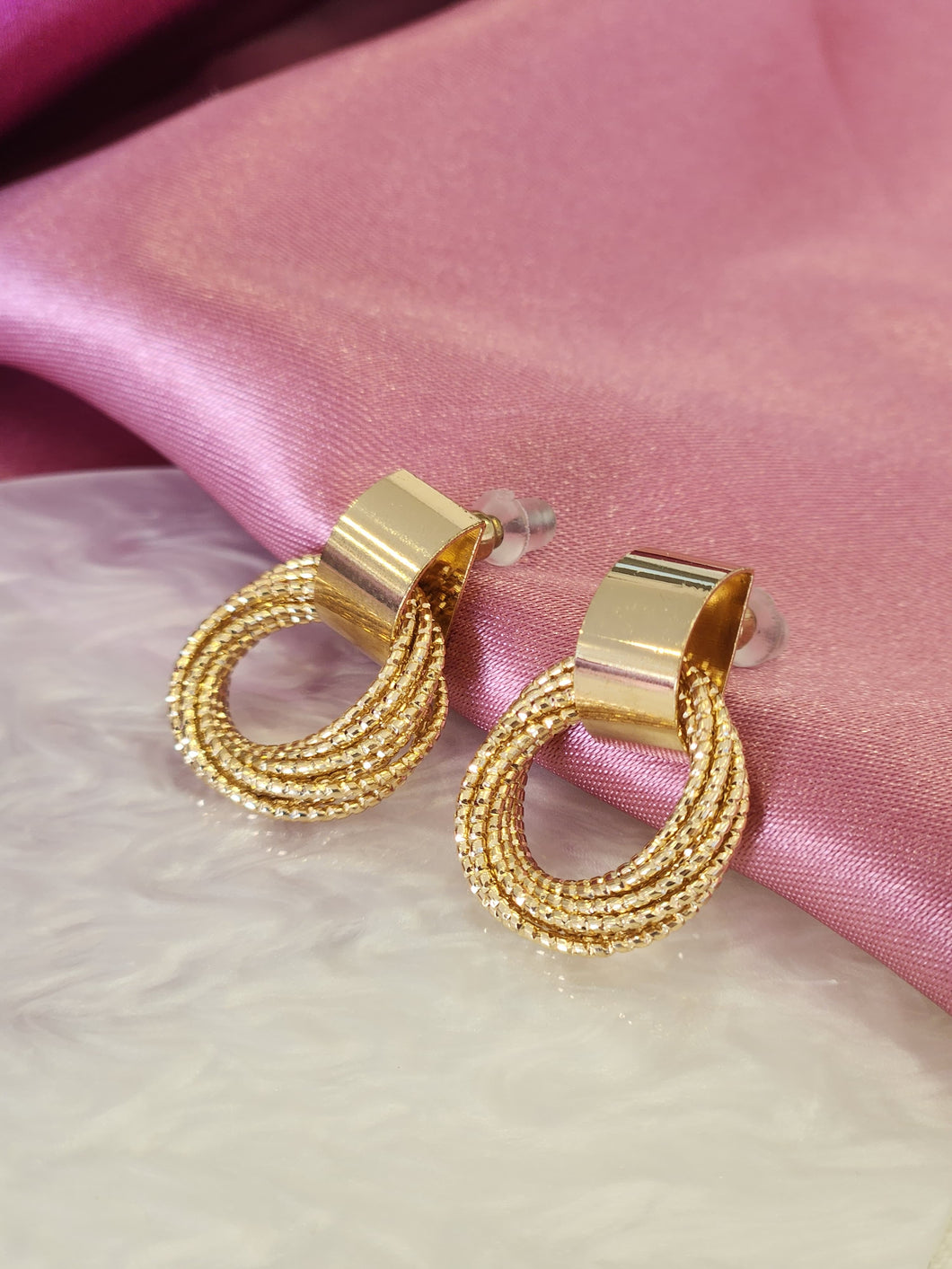 Aretes circulares entrelazados