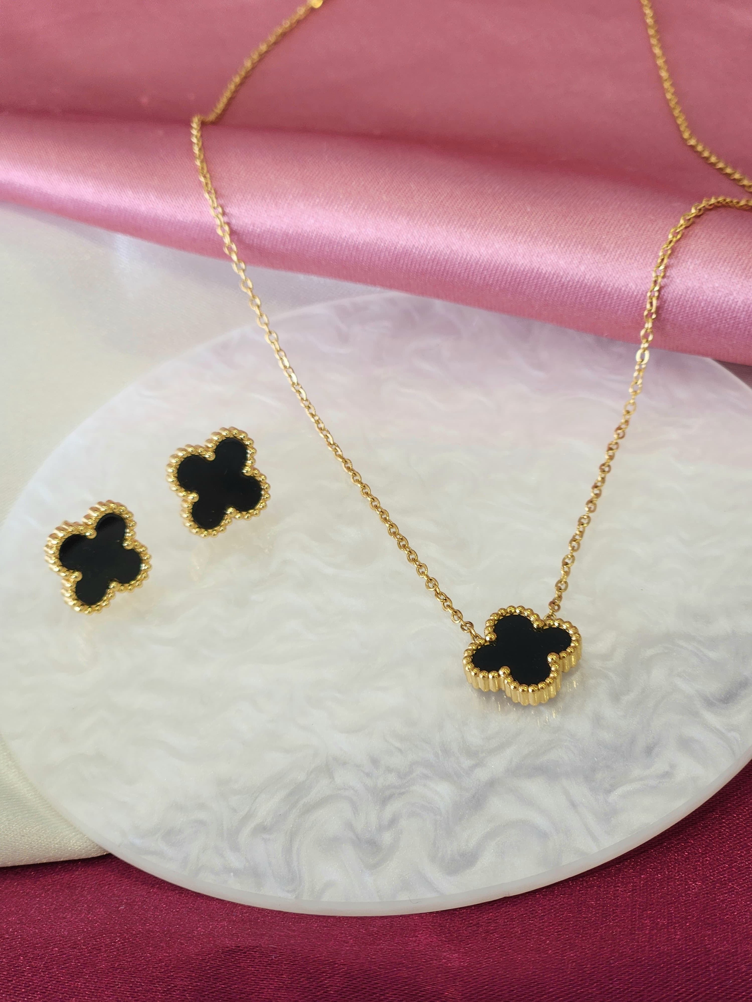 Set collar y aretes trebol negro B19
