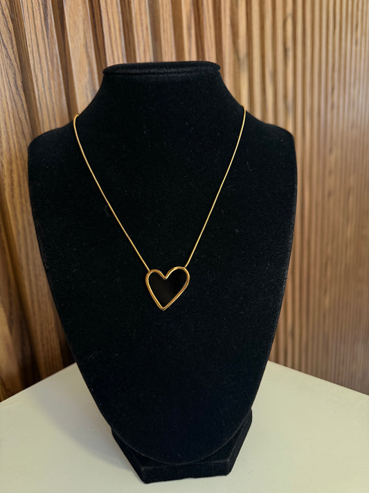 Collar corazon negro inclinado #B00