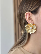 Cargar imagen en el visor de la galería, Aretes flor dorada en relieve con perla #G18
