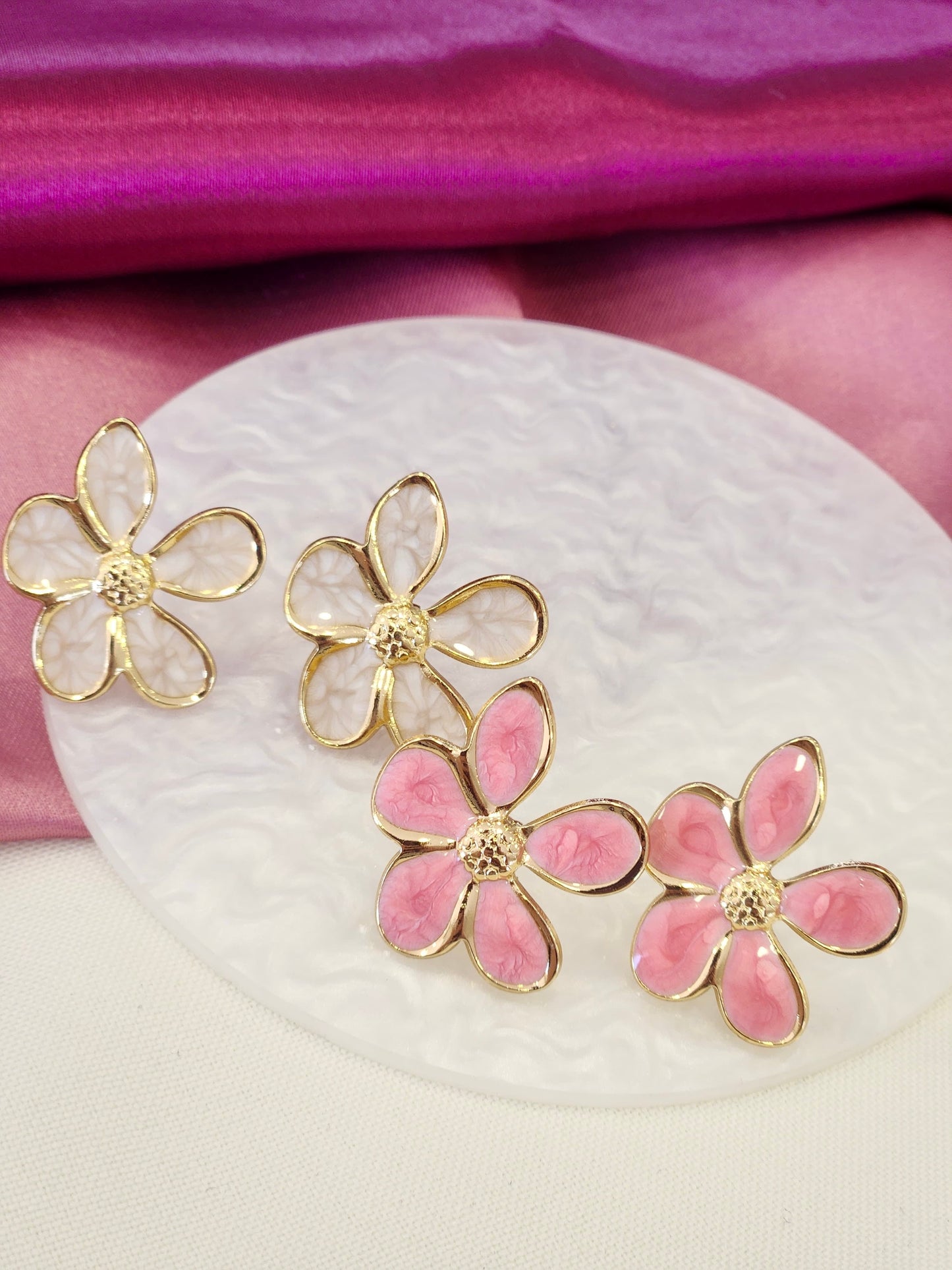 Aretes flor petalos colores contorno