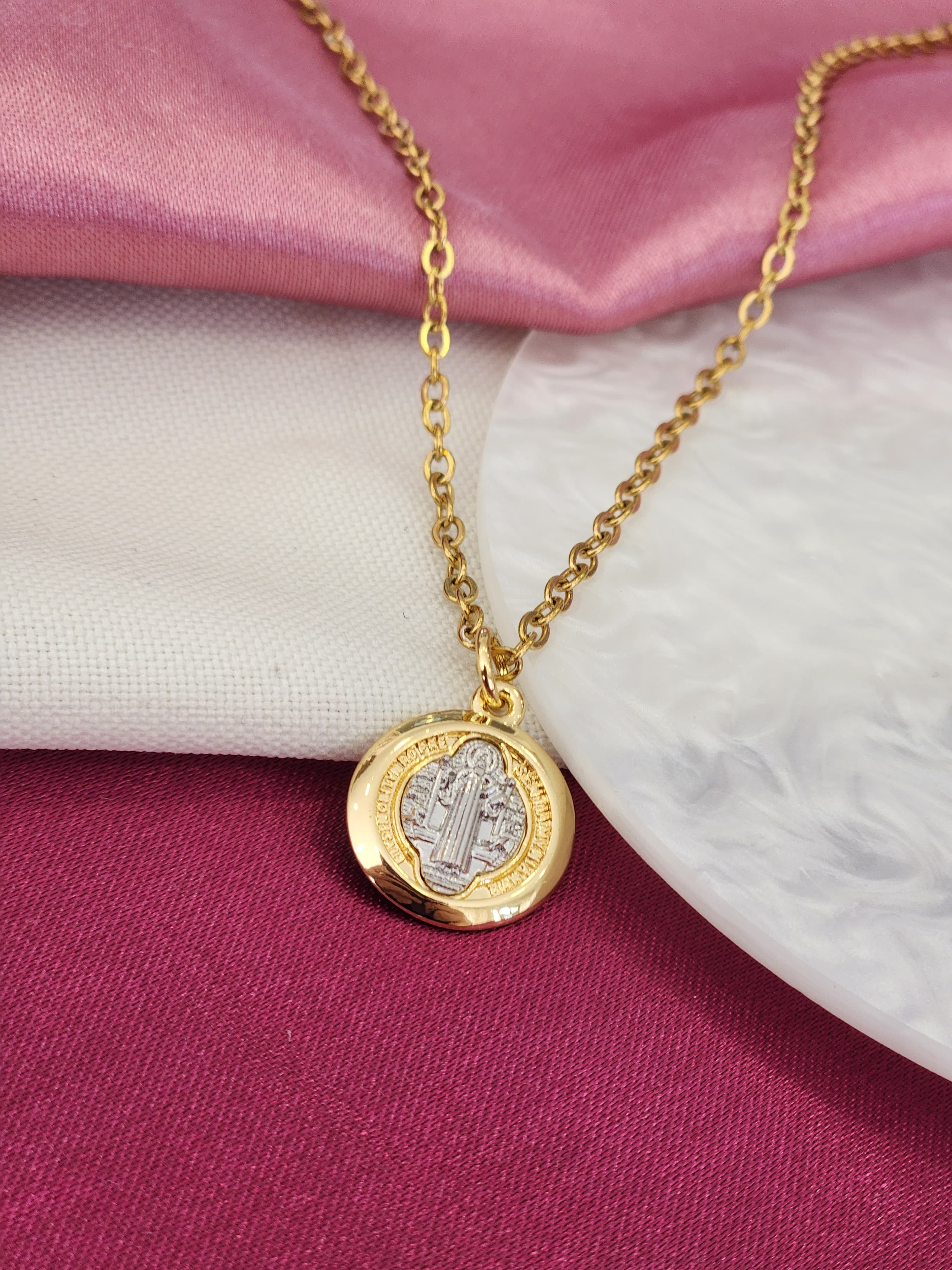 Collar de san Benito bicolor circulo #1