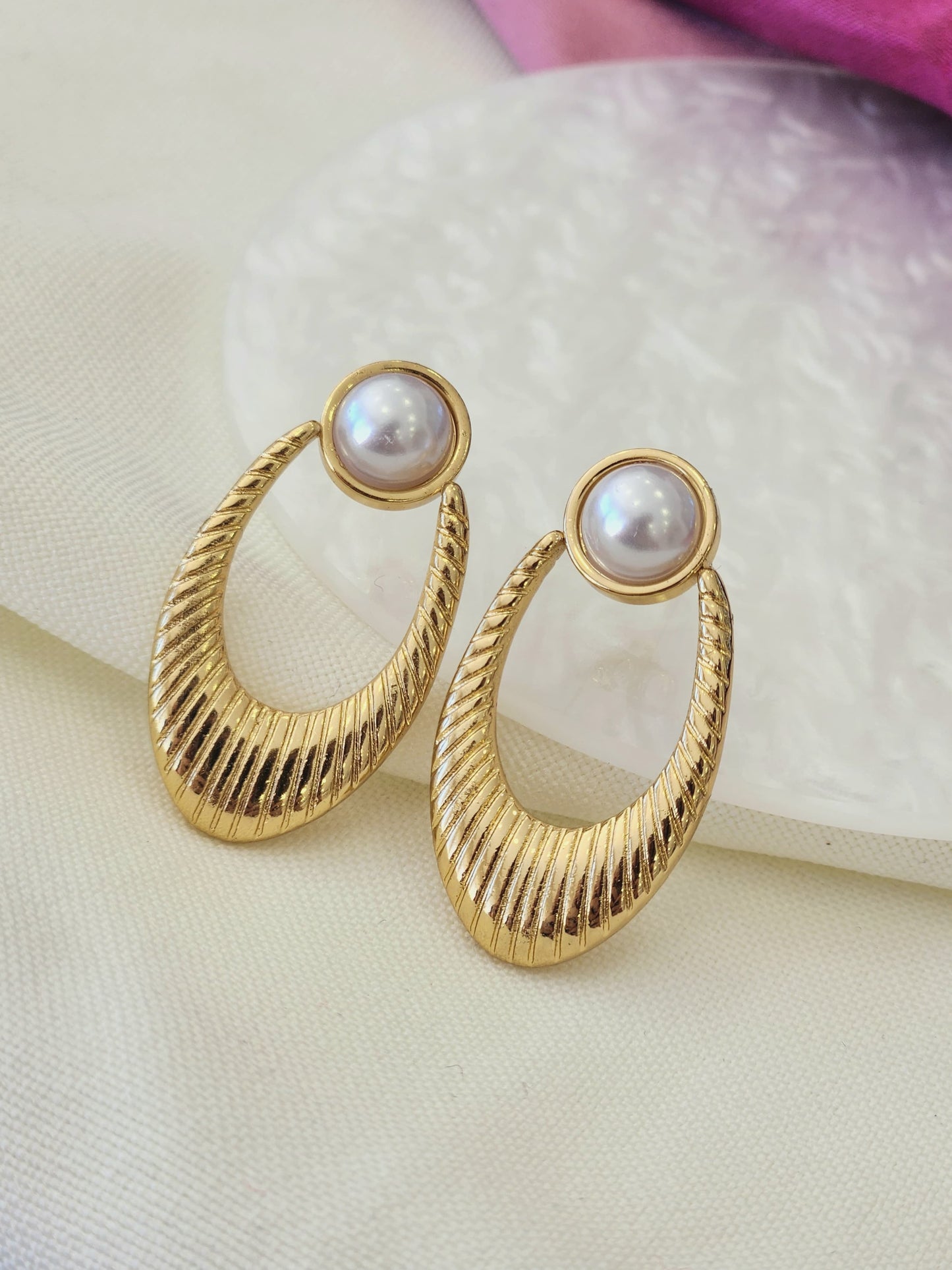 Aretes ovalados rayados con perla #A11