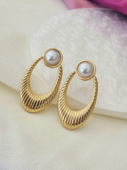 Aretes ovalados rayados con perla #A11