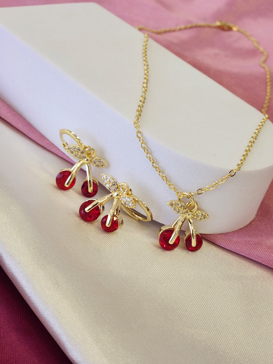 Set collar y aretes cereza roja con dorado zirconia #14.1