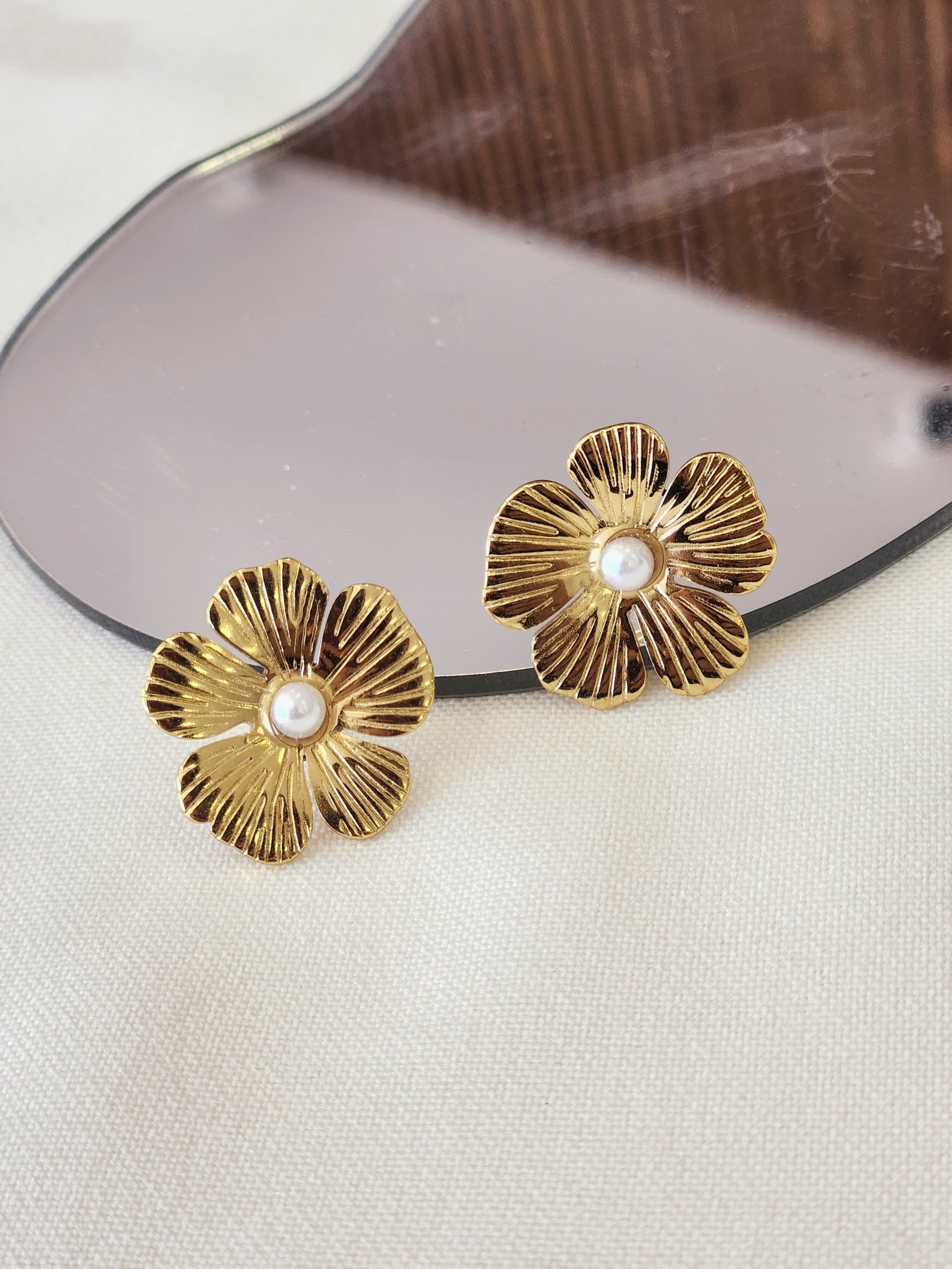 Aretes flor perlas rayas centro