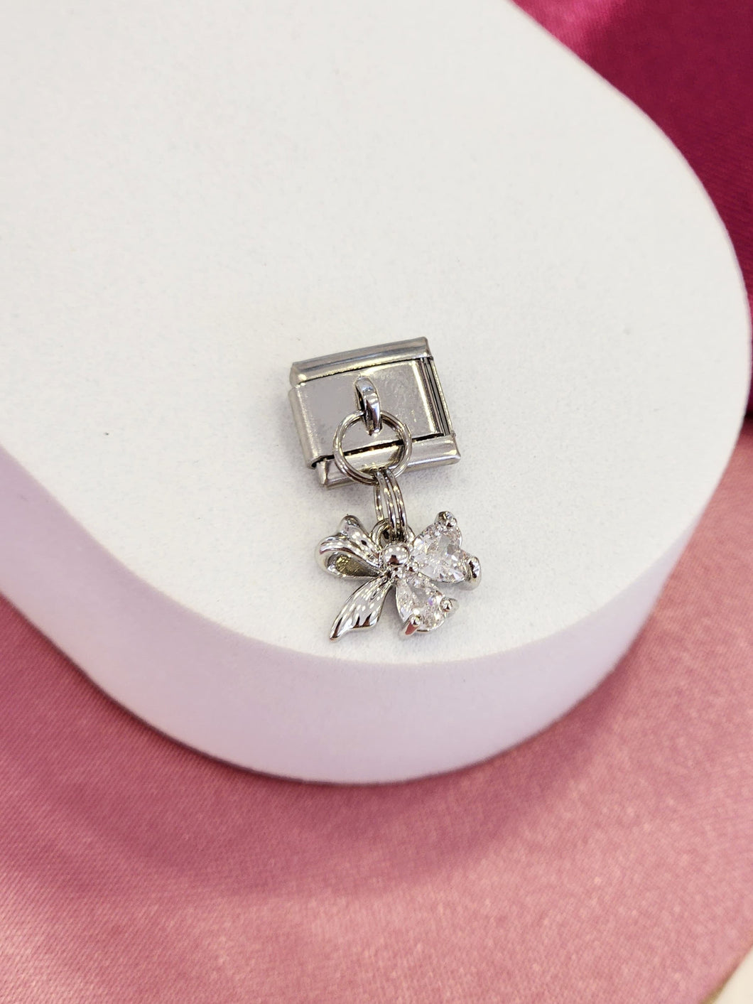 Charm moño zirconia plateado #10