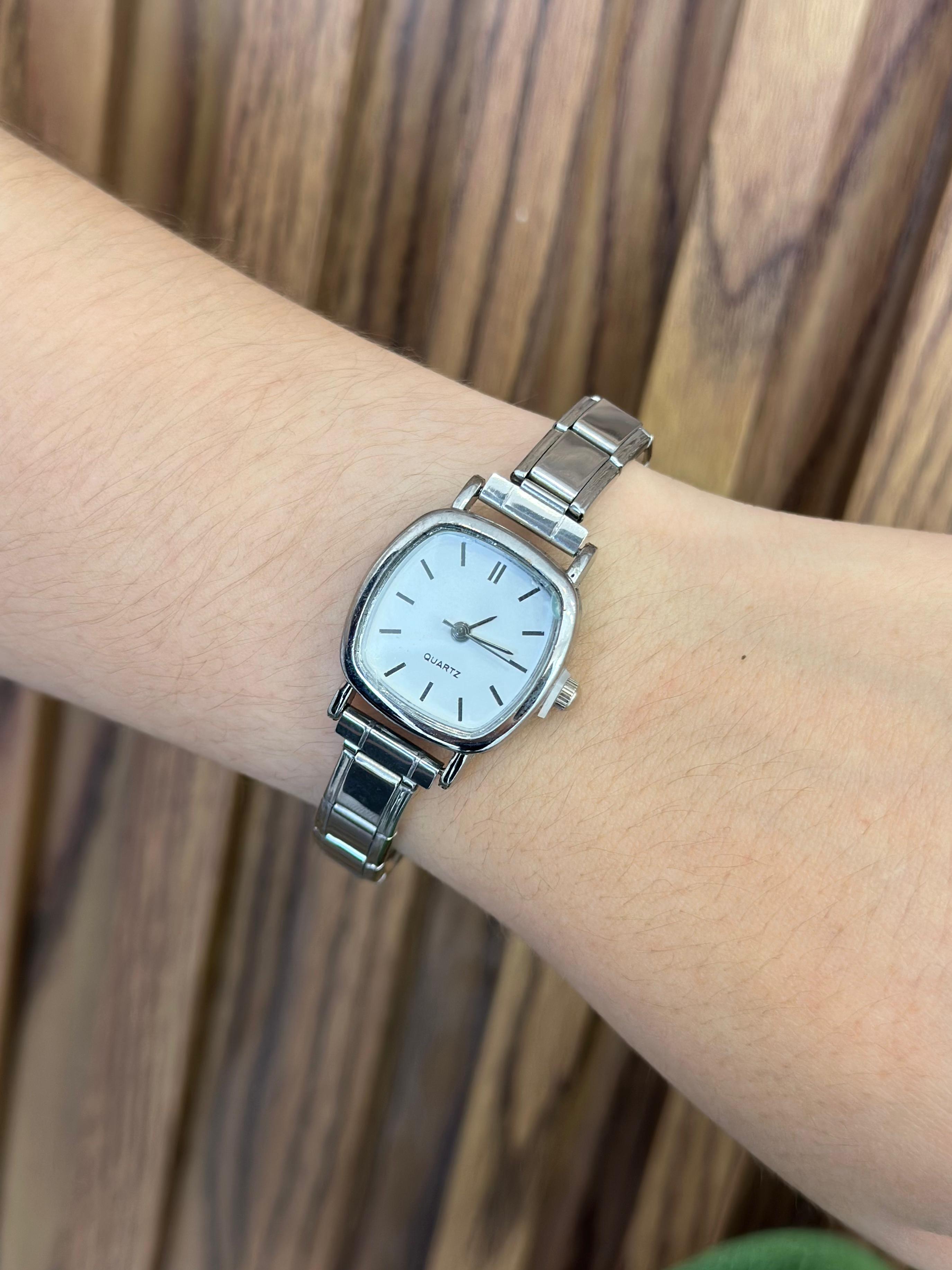 Reloj semi cuadrado blanco