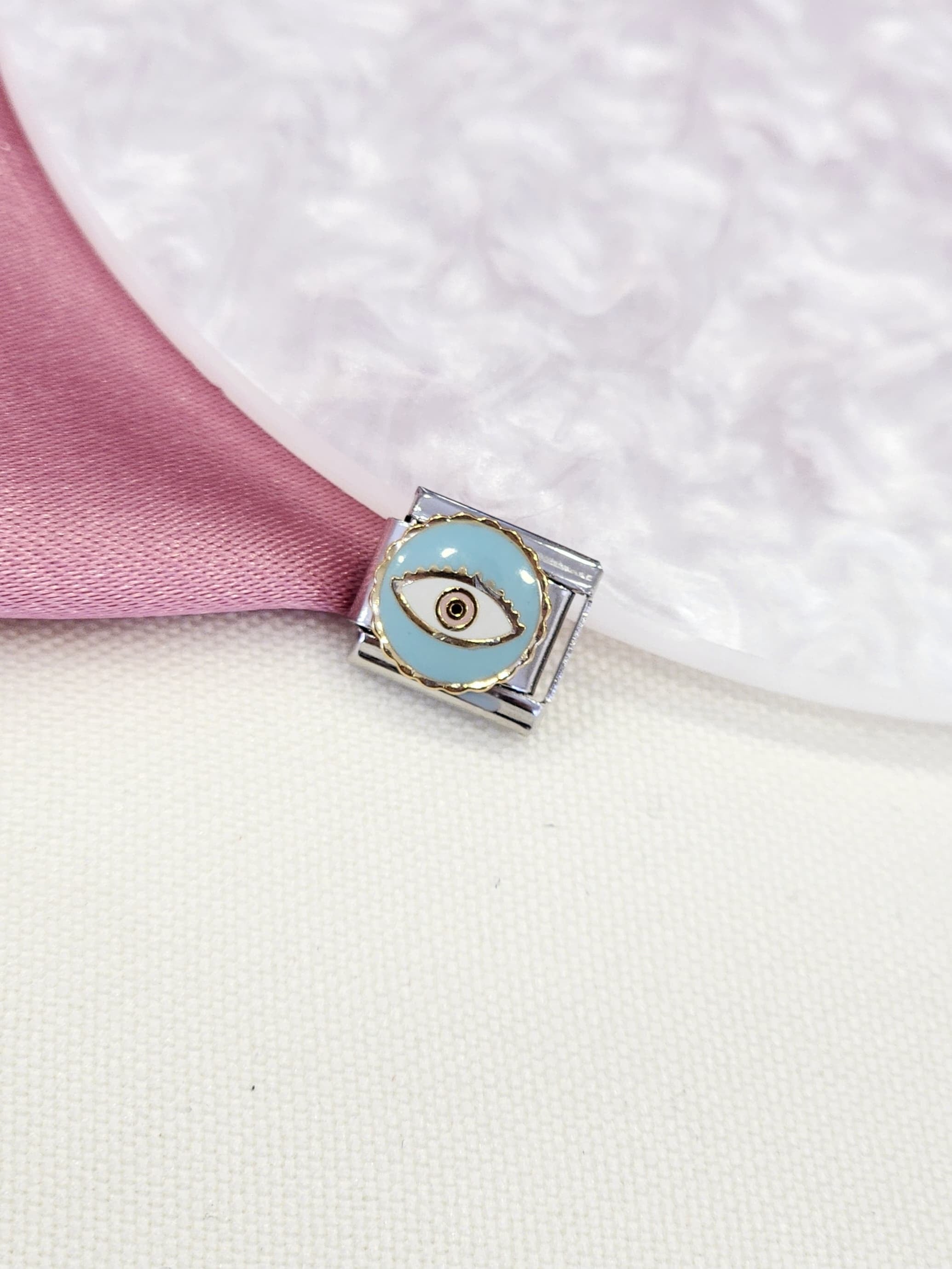 Charm ojo fondo azul