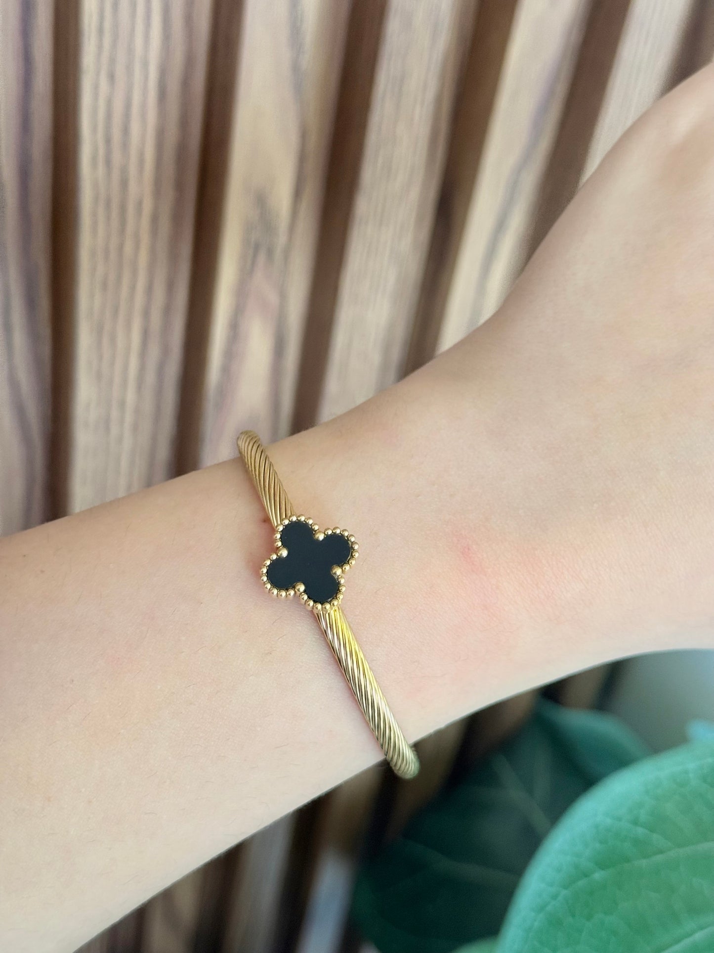Pulsera trebol negro torsal rigida #E32