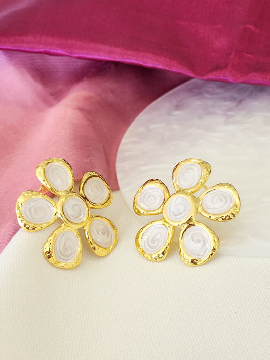 Aretes flor blanca bordes dorados #J2