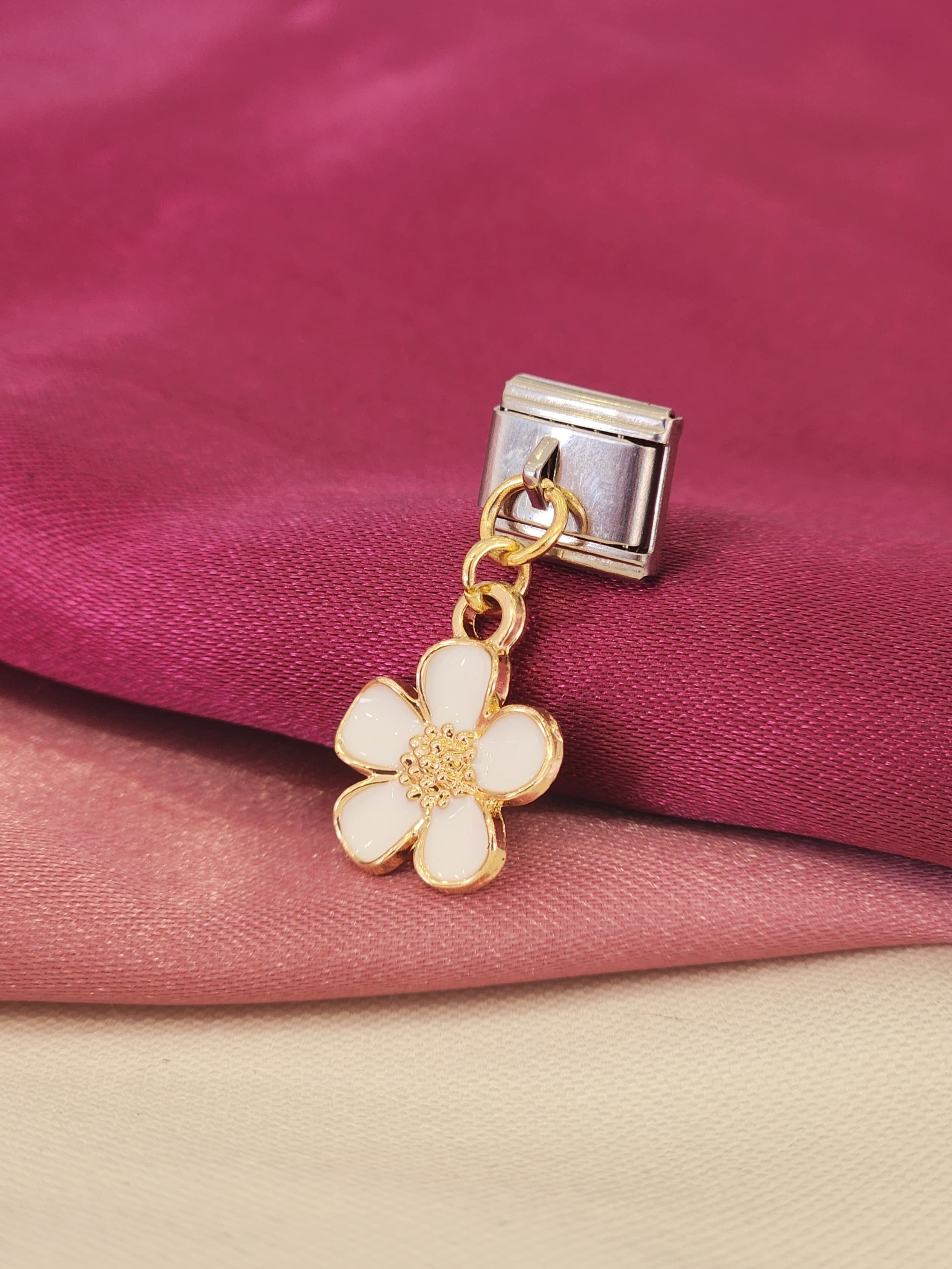 Charm flor petalos blanca colgante
