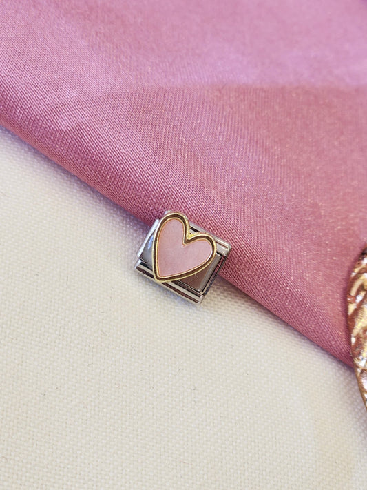 Charm corazon rosa contorno dorado #15
