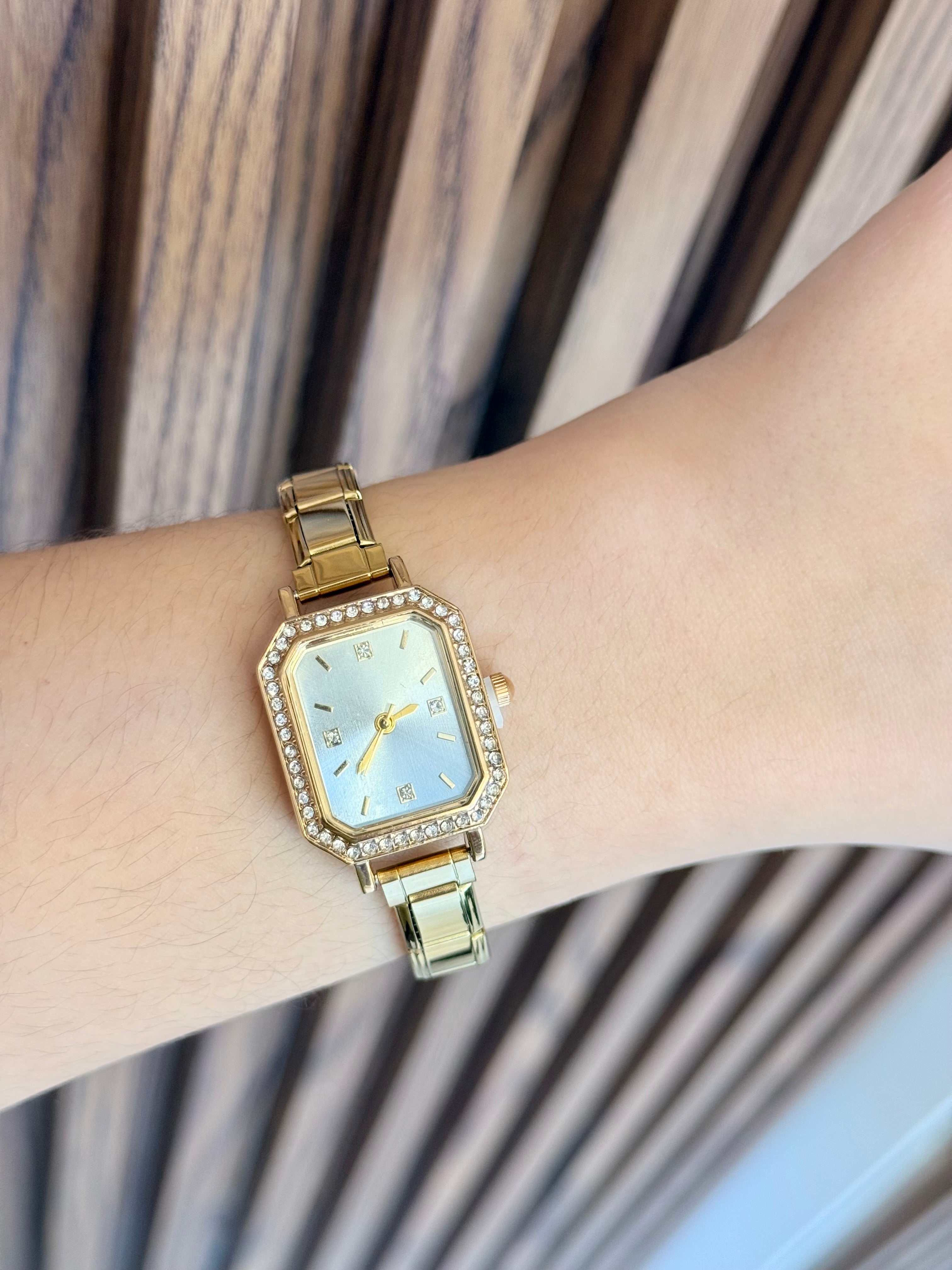 Reloj dorado brillos contorno difuminado