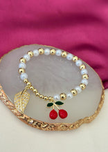 Cargar imagen en el visor de la galería, Pulsera cereza perlas figura
