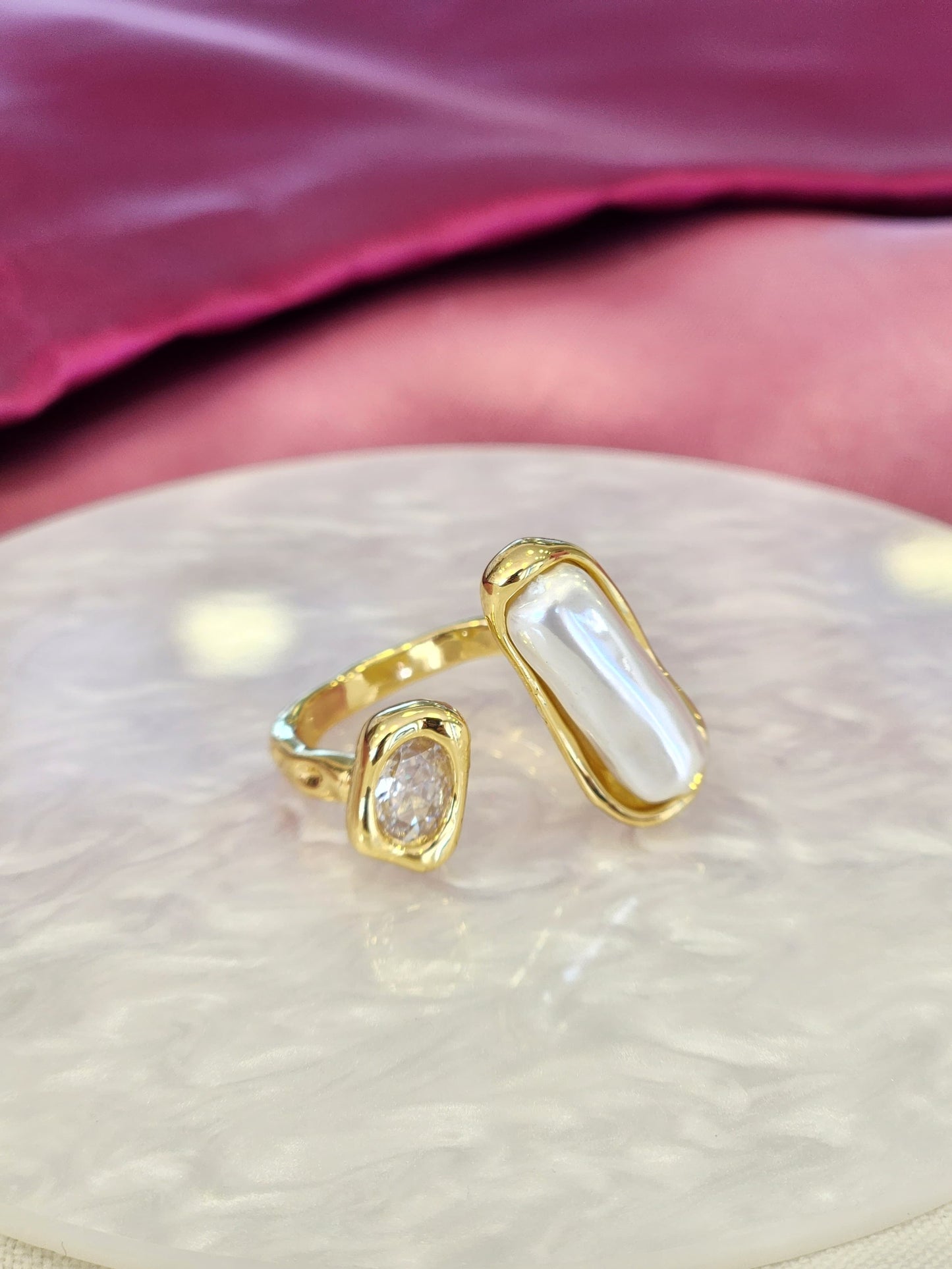 Anillo perla alargada y zirconia