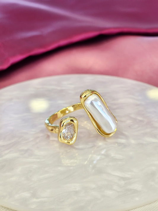 Anillo perla alargada y zirconia