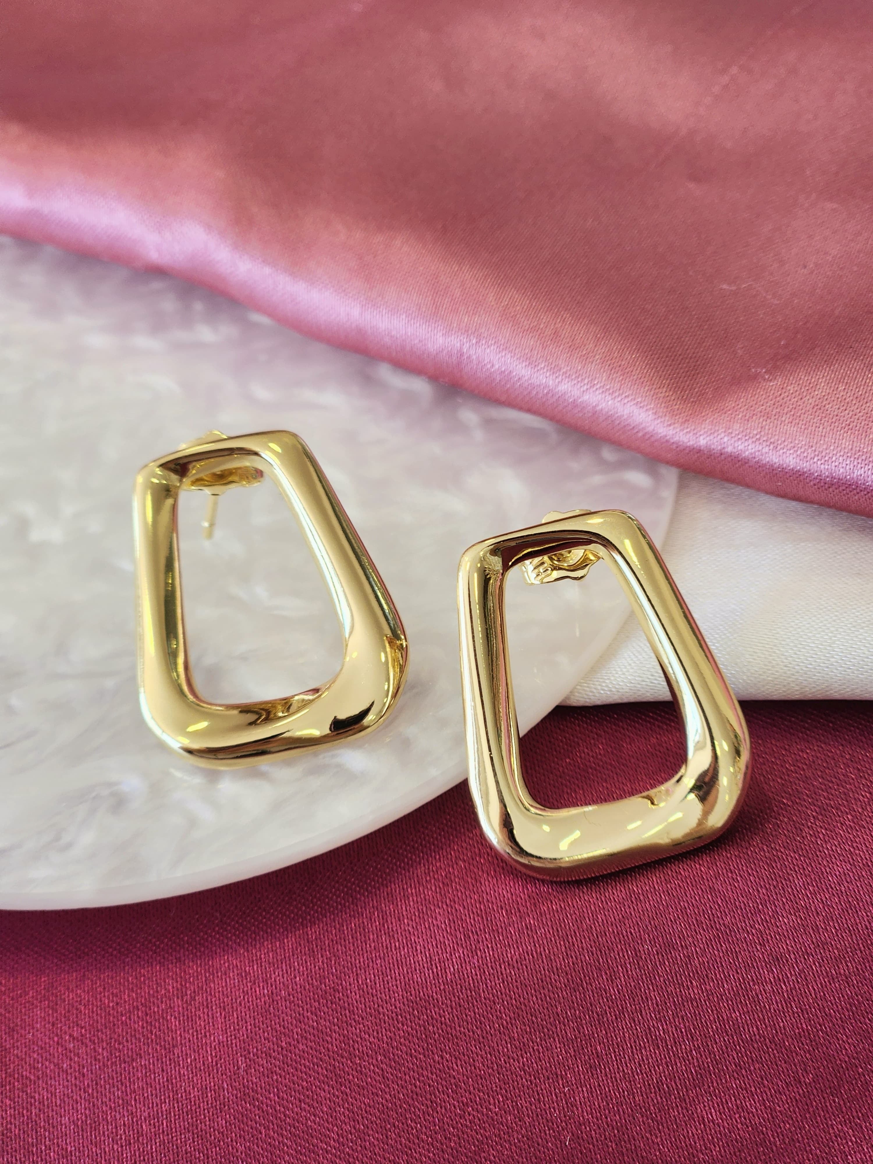 Aretes semi cuadrados huecos #G10
