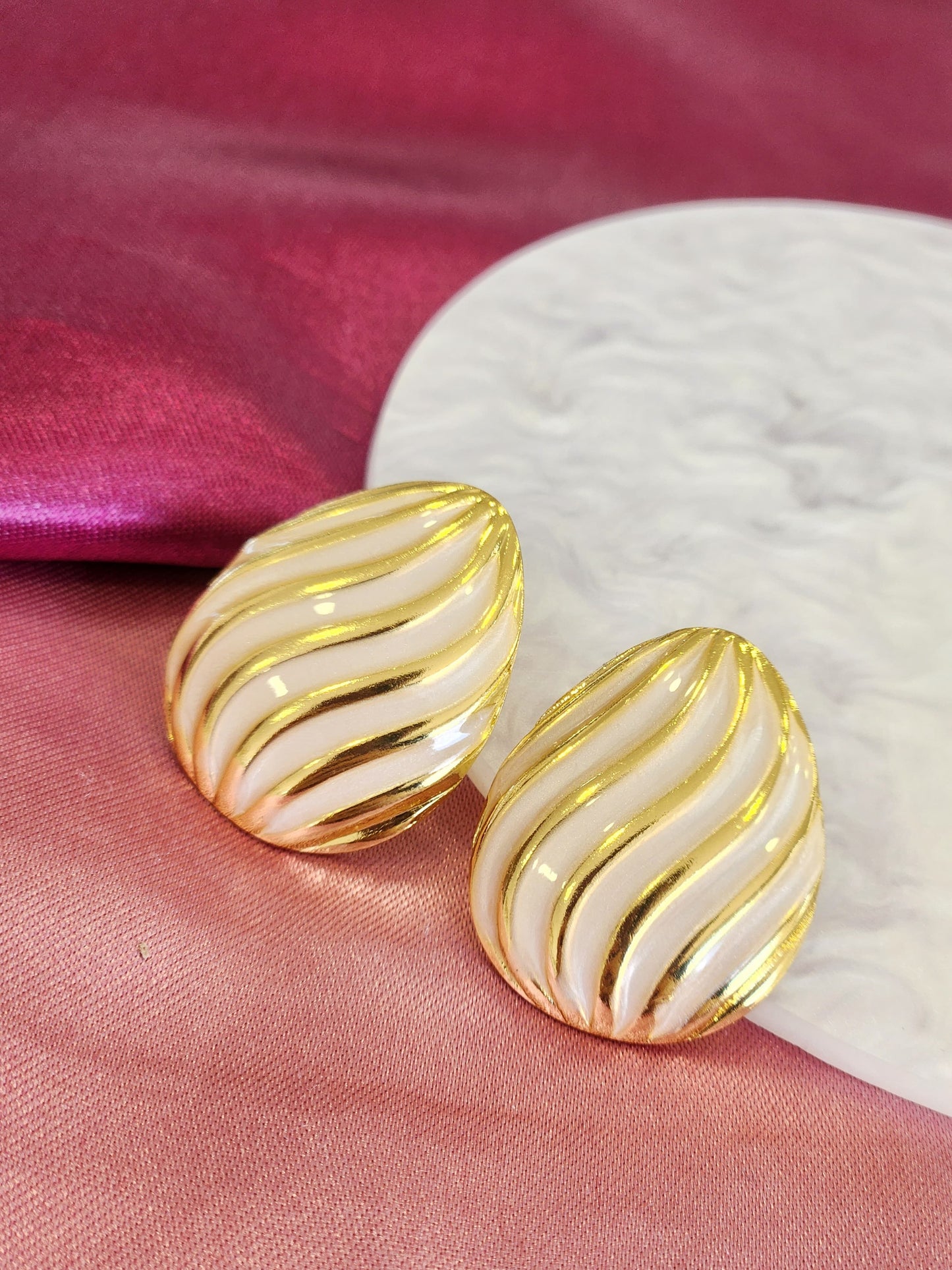 Aretes gota blanca lineas doradas #K7