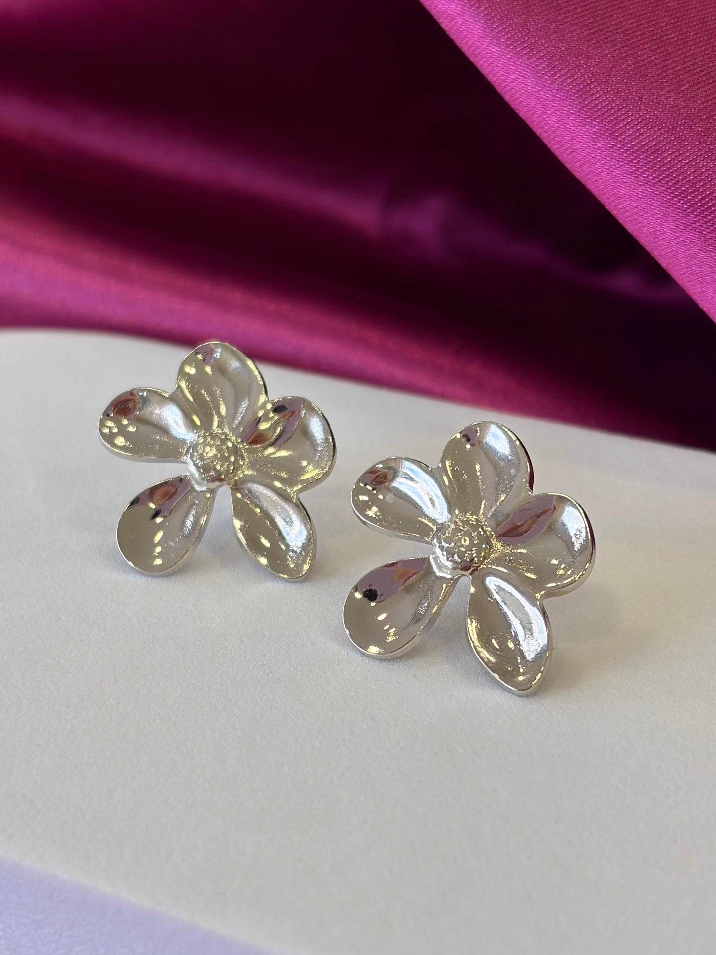 Aretes flor plana irregular plateada #N24
