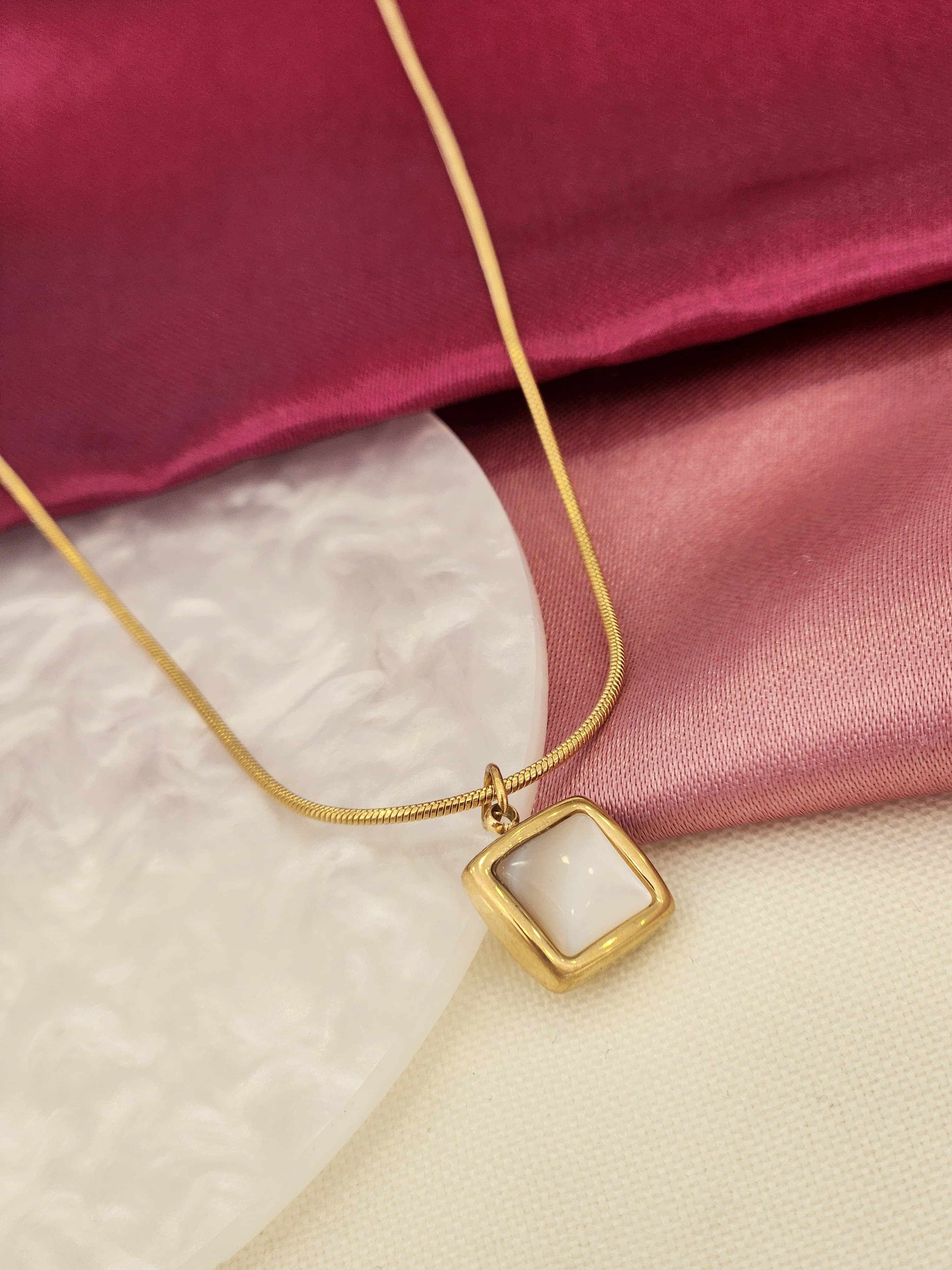 Collar cuadrado blanco difuminado