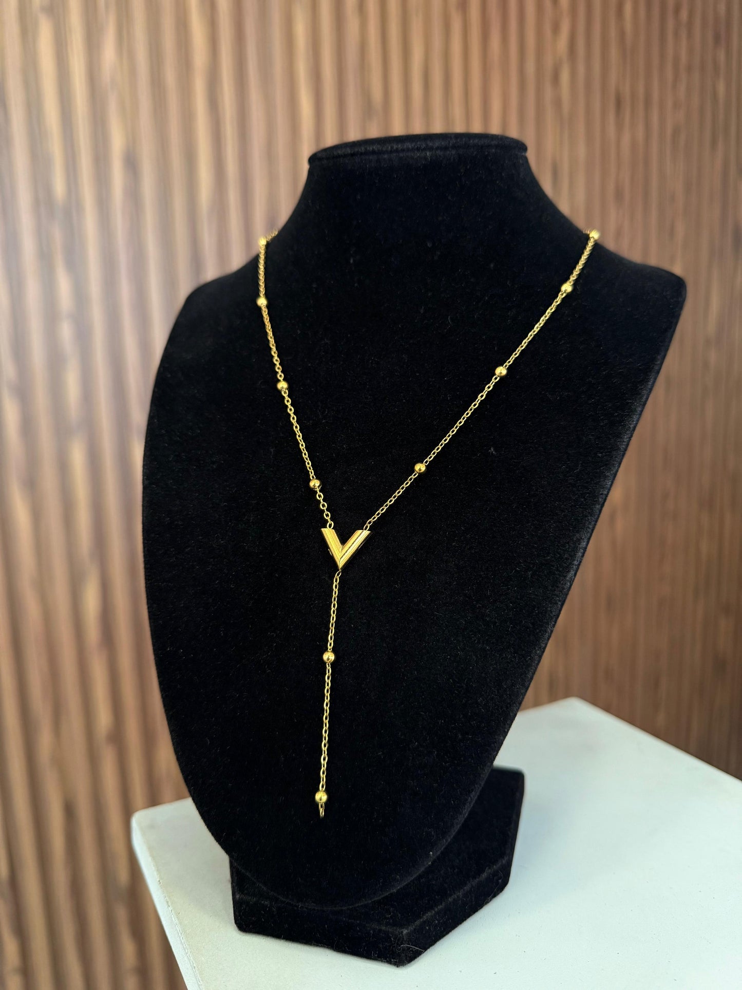 Collar bolitas V colgante #E23