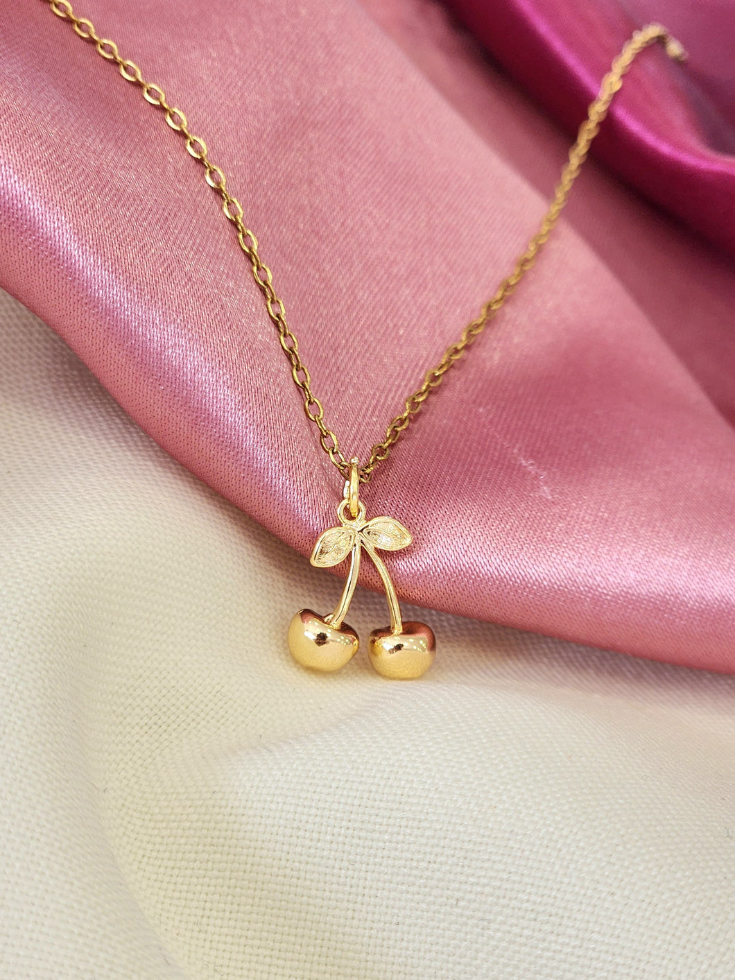 Collar cereza dorada #VV