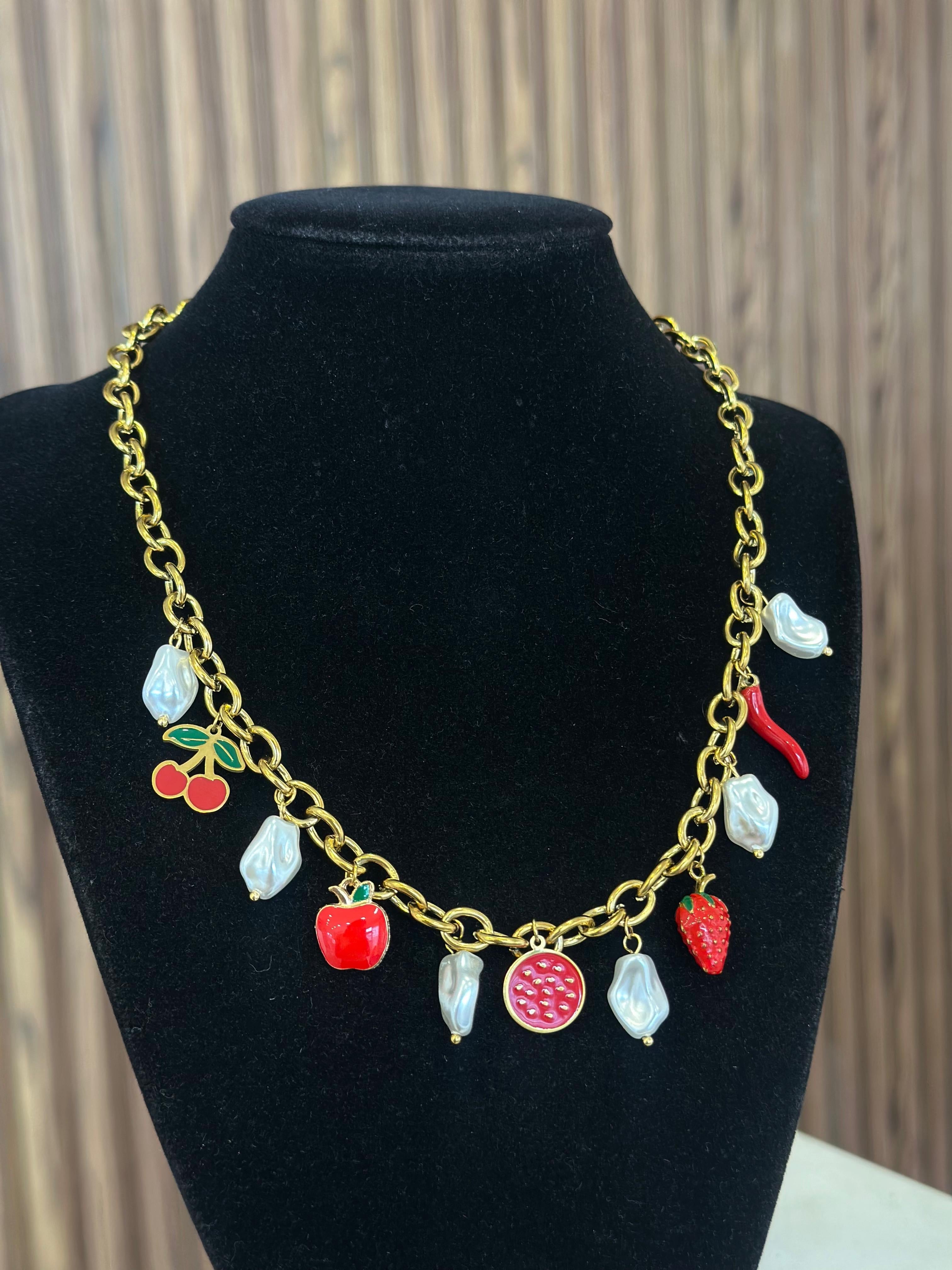 Collar perlas figuras rojas