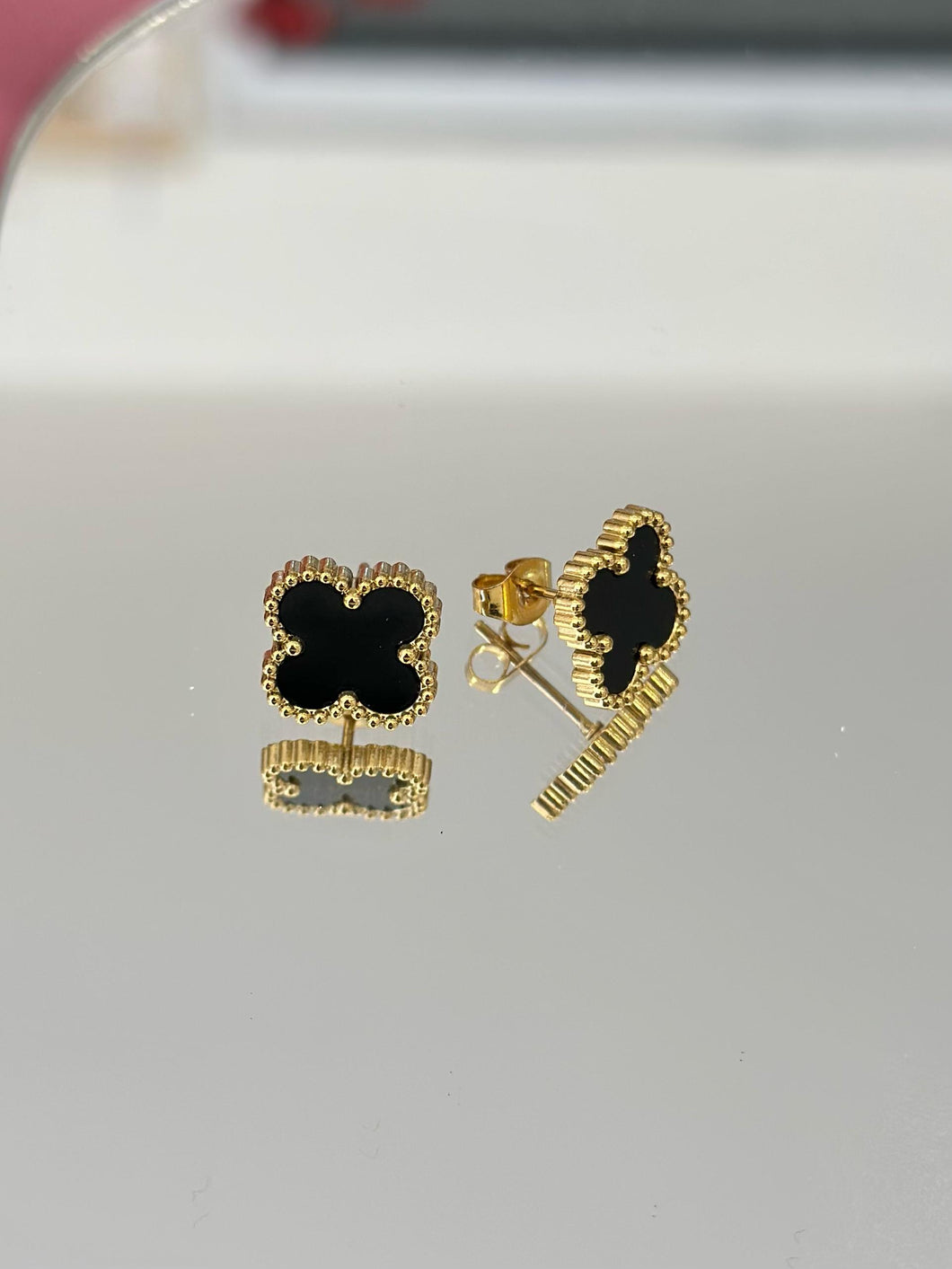 Aretes trebol negro #B10