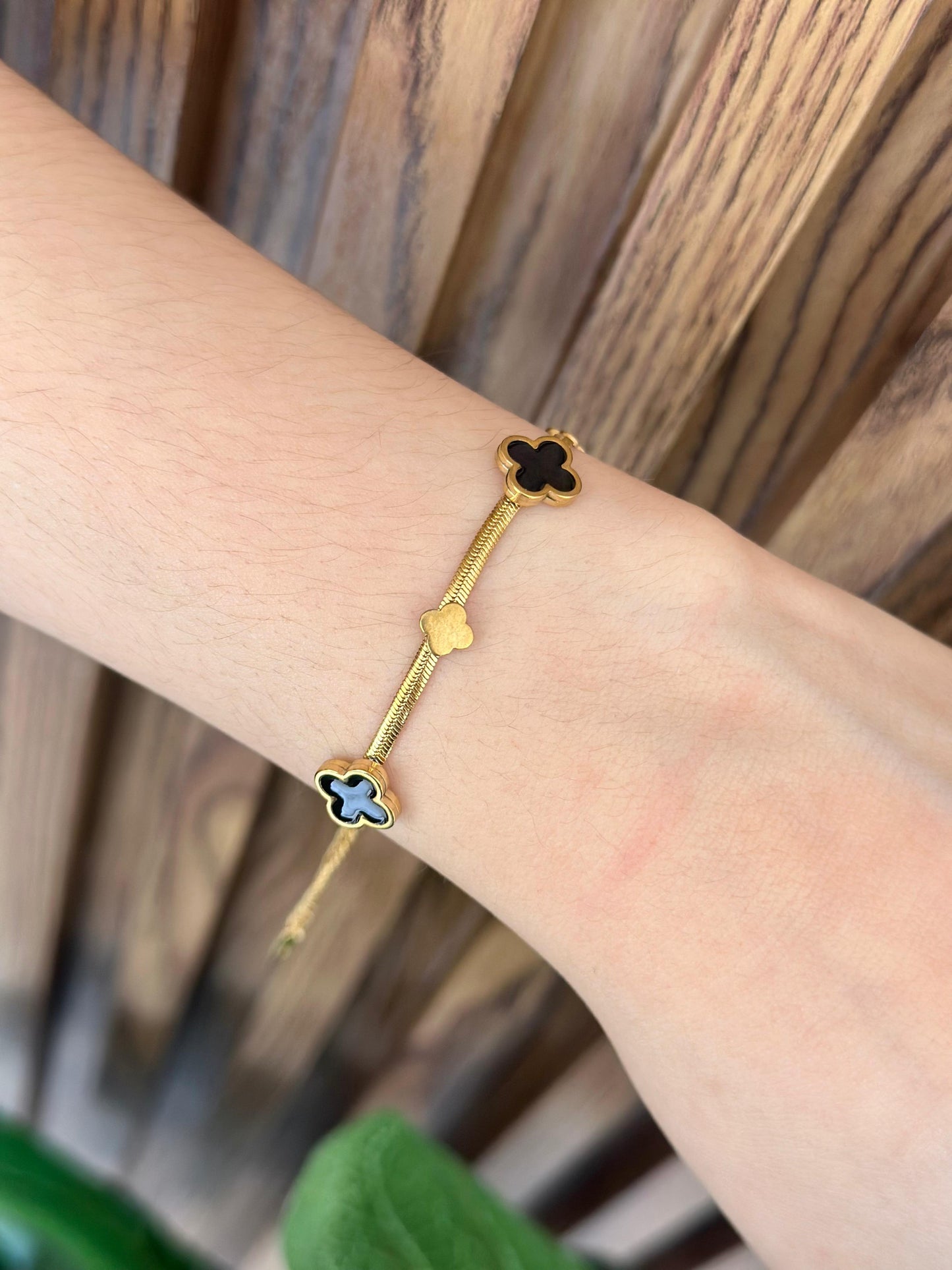 Pulsera plana trebol negro #B19