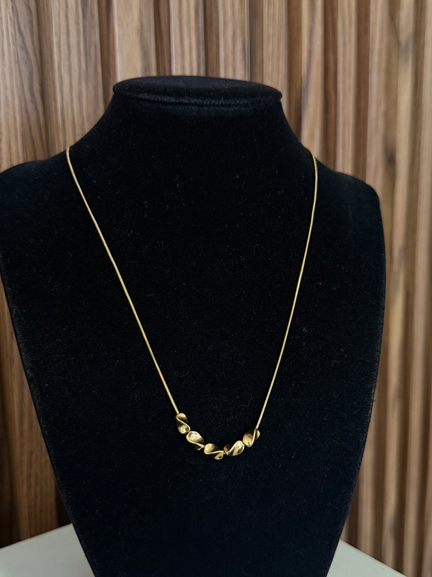 Collar bolitas espirales #A24
