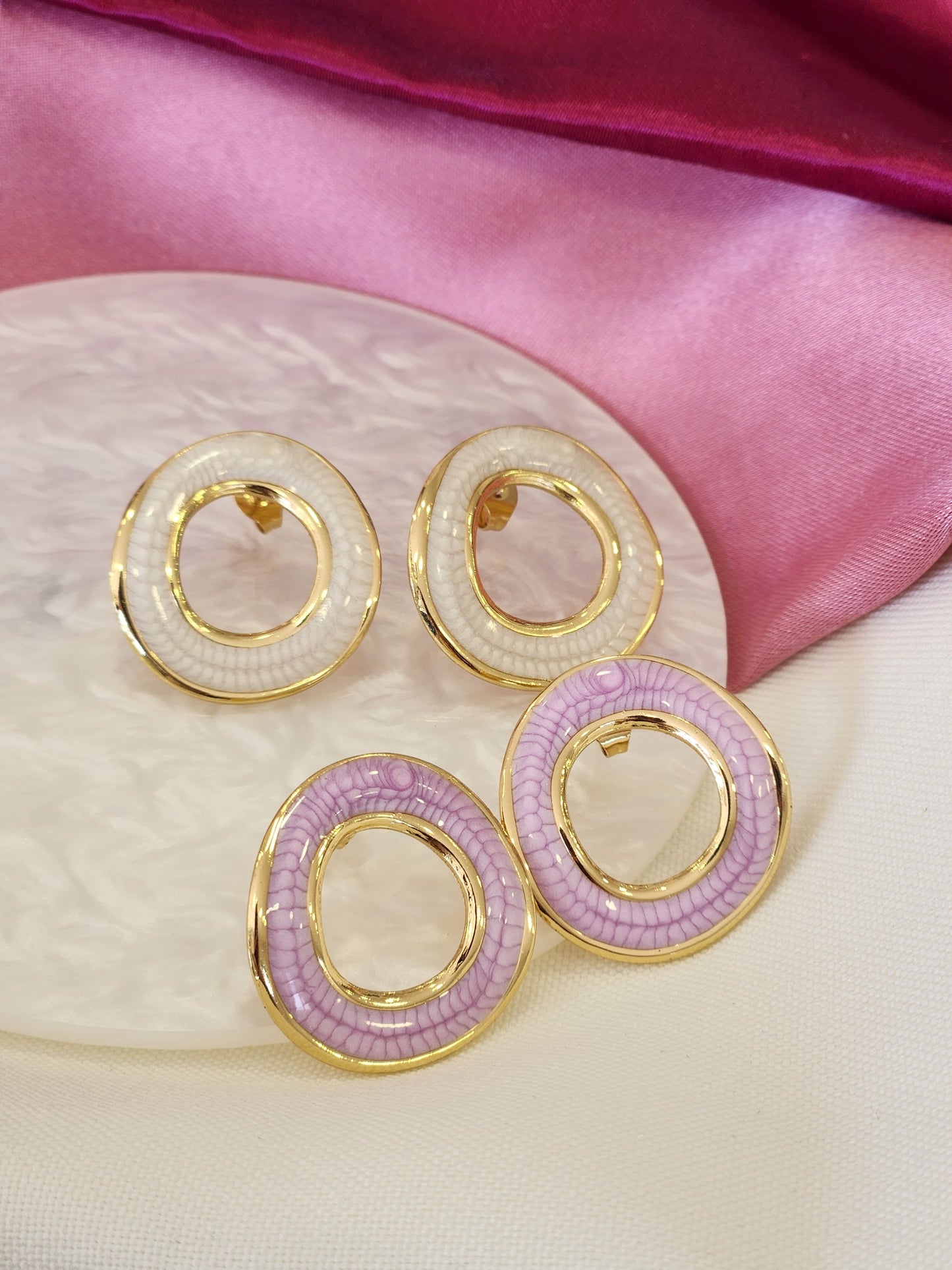 Aretes circulo hueco contorno dorado