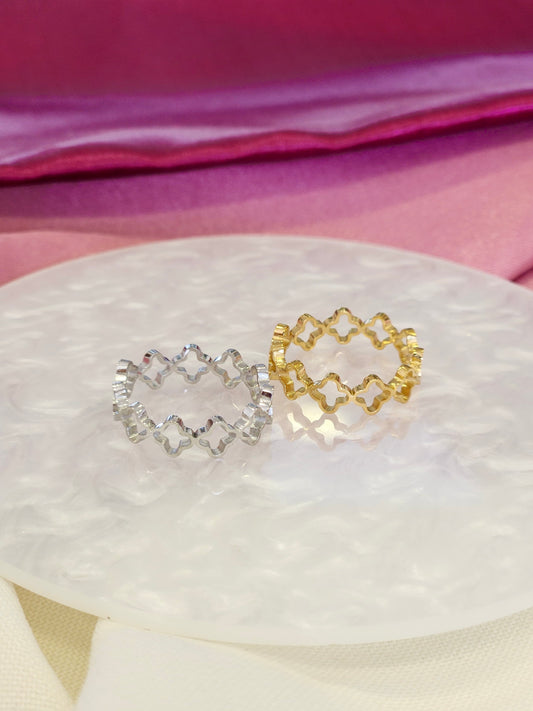 Anillo trebol hueco seguido