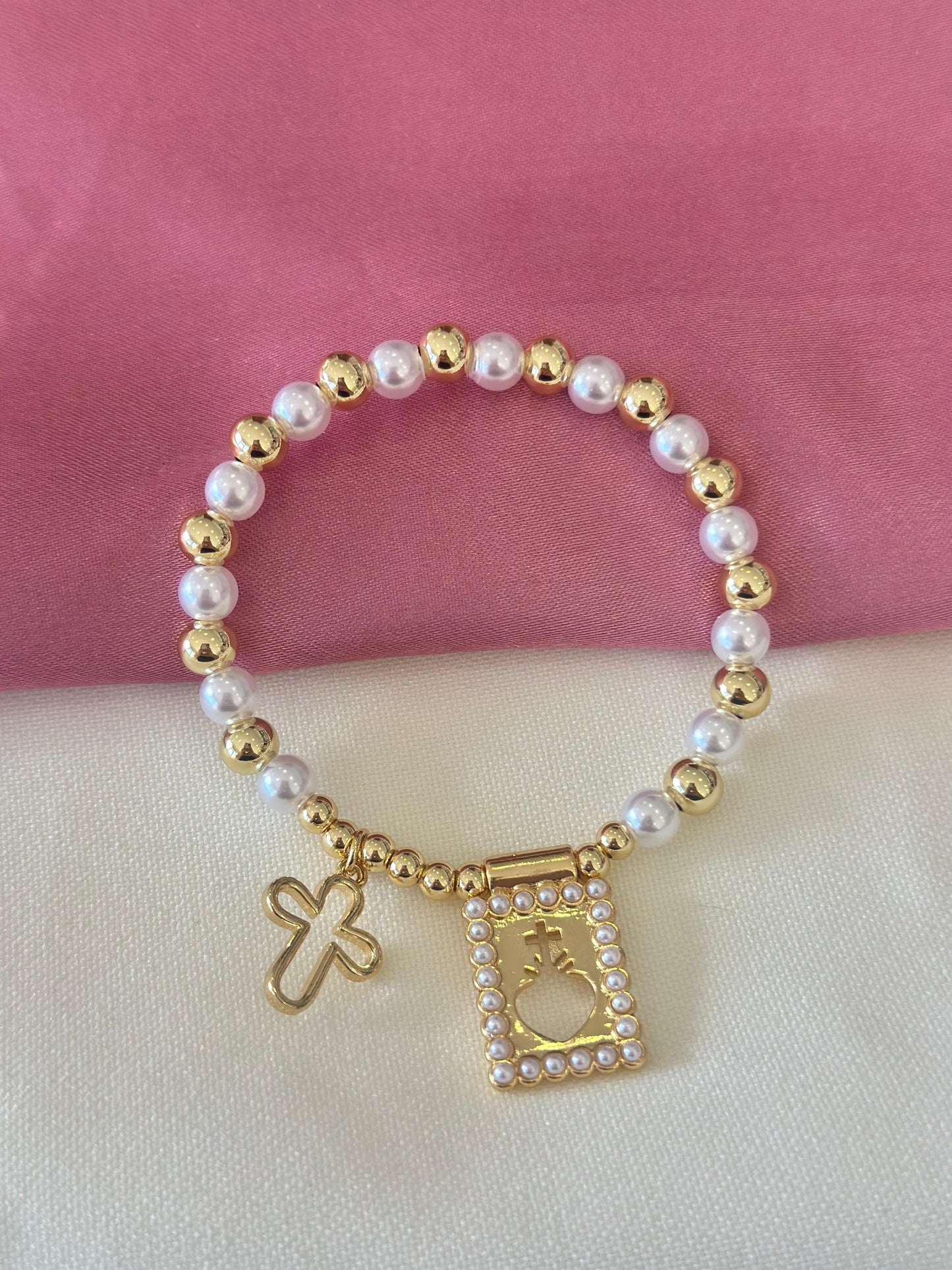 Pulsera perlas bolitas doradas con dije de Cruz y corazon #21