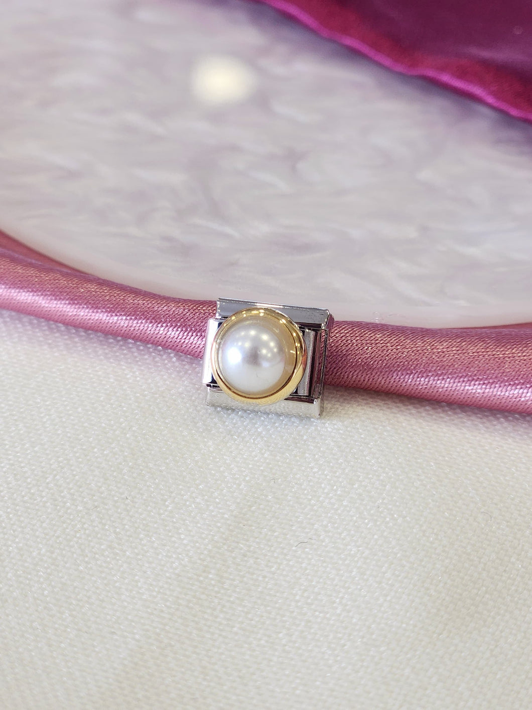 Charm perla contorno dorado