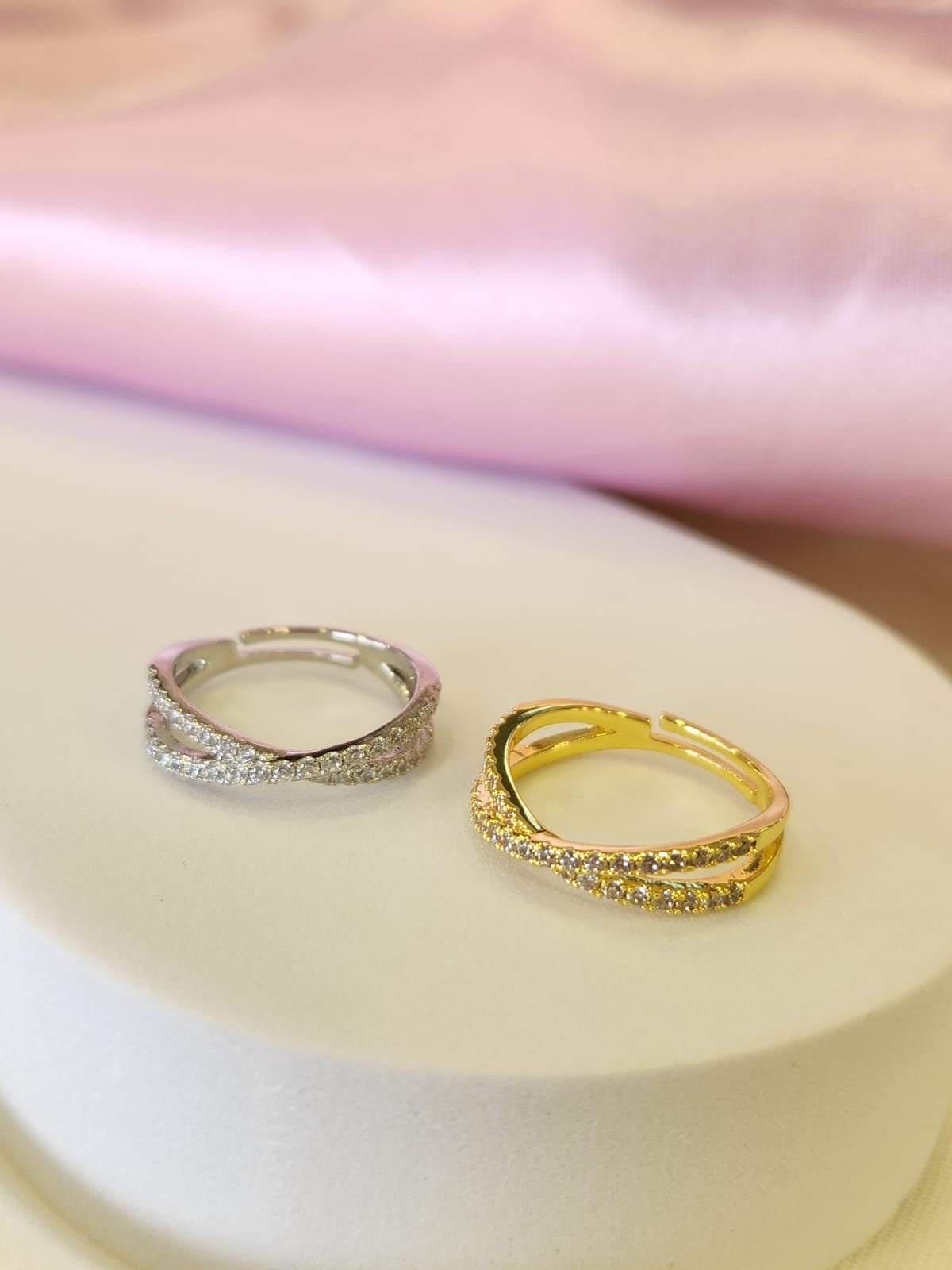 Anillo plateado cruzado zirconia delgado #F20