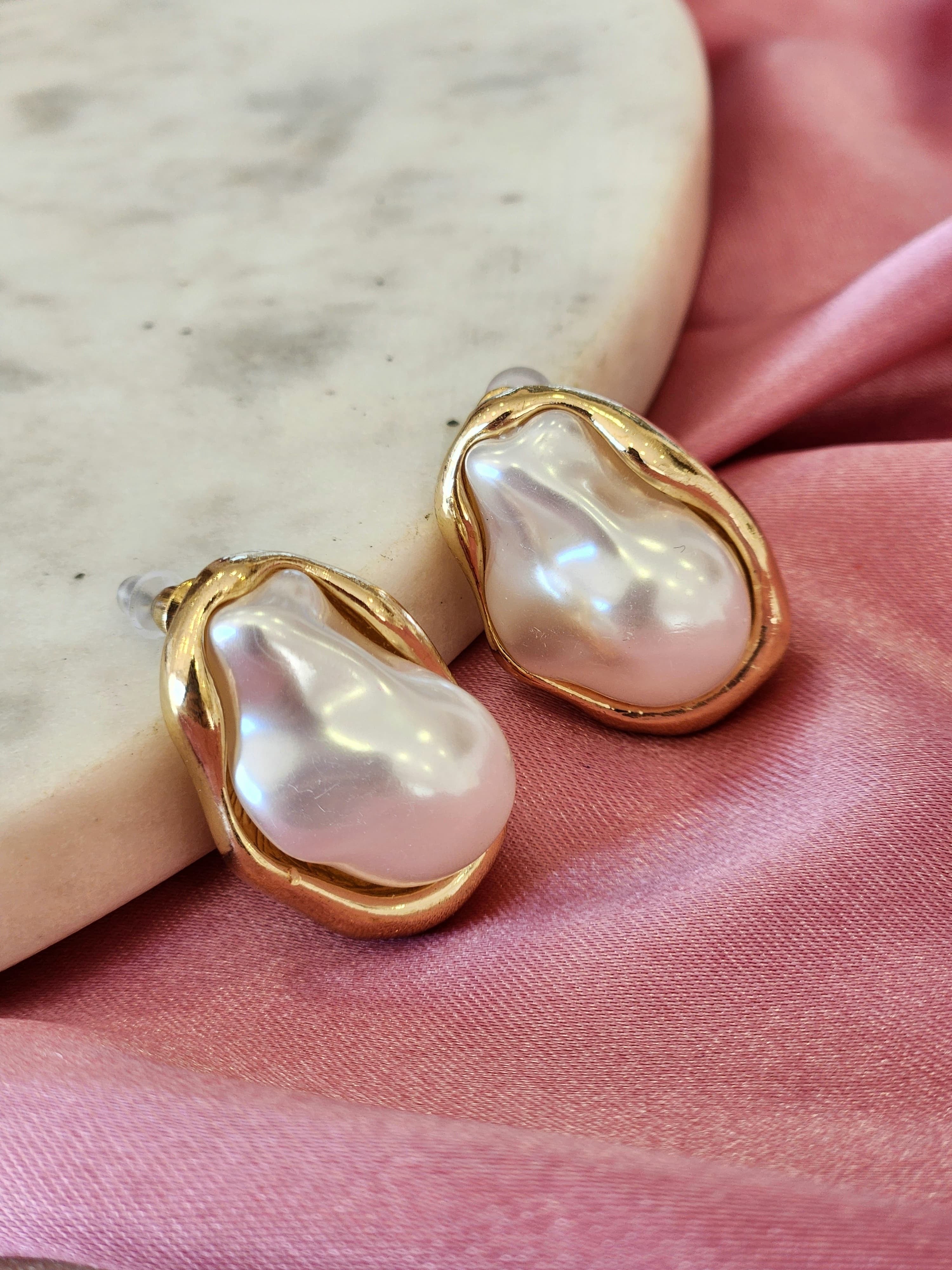 Aretes perla ovalada irregular #F43