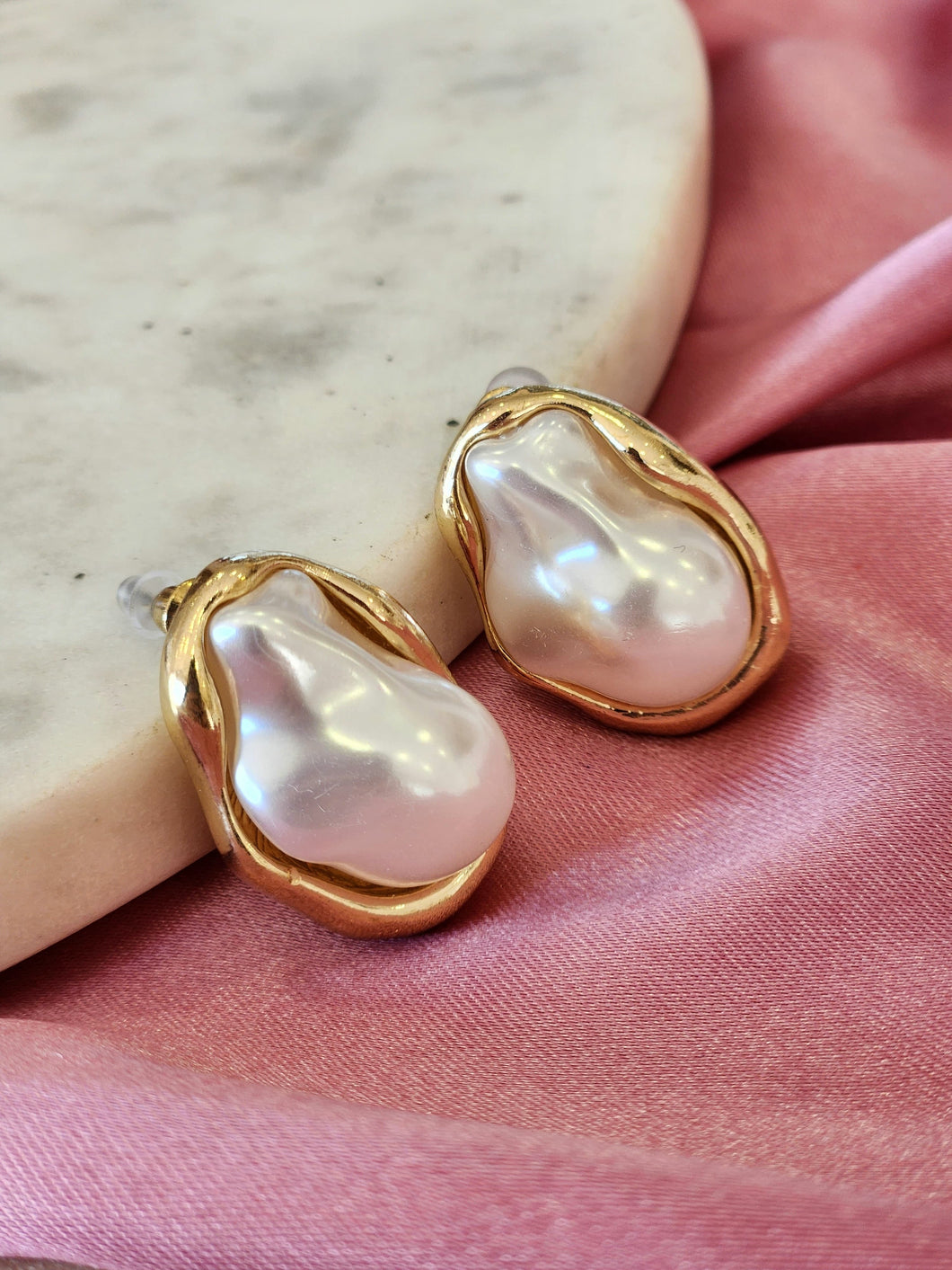 Aretes perla ovalada irregular